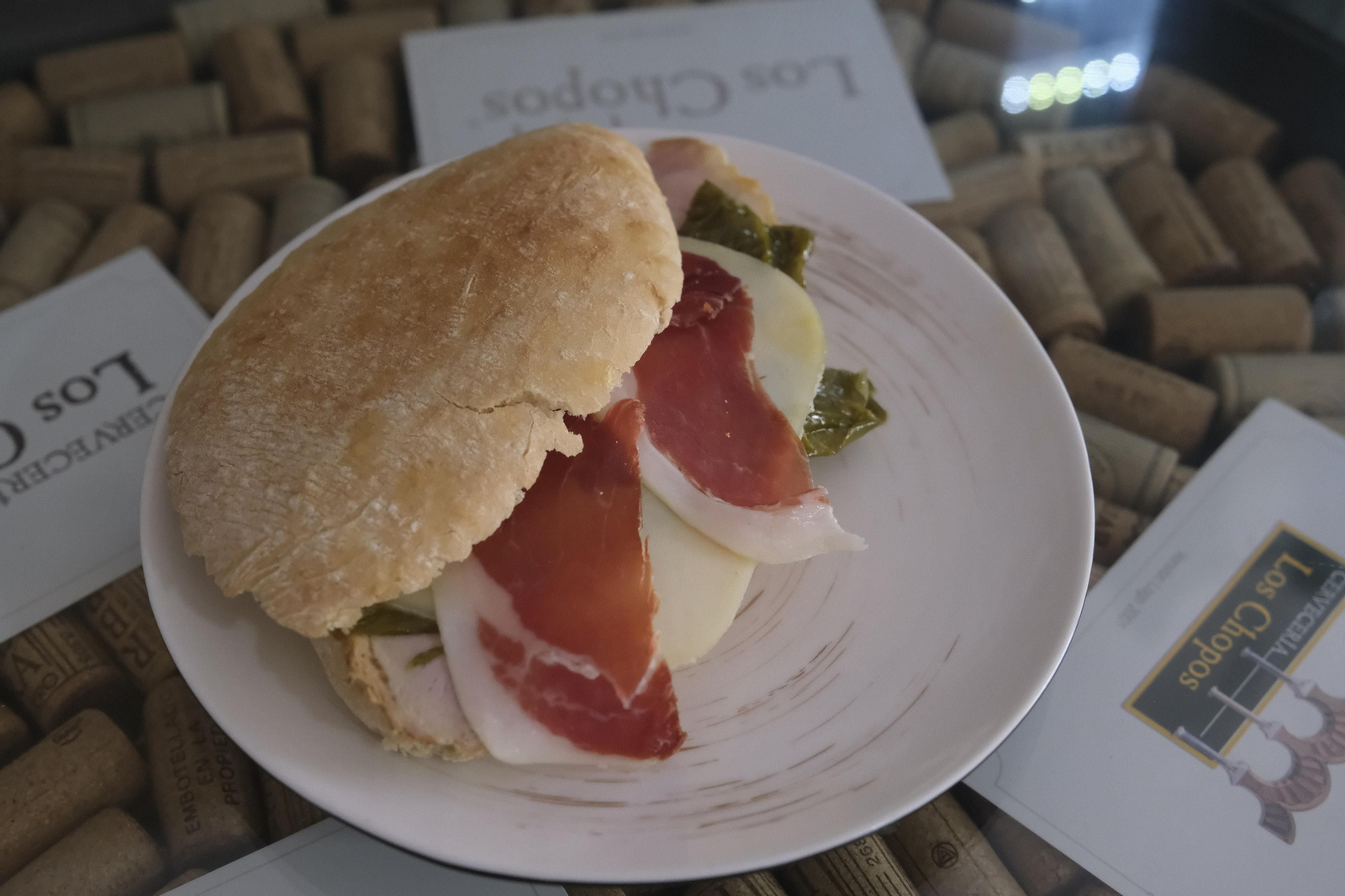 Los Chopos, el bar que convierte a los personajes ilustres de Córdoba en suculentos bocadillos