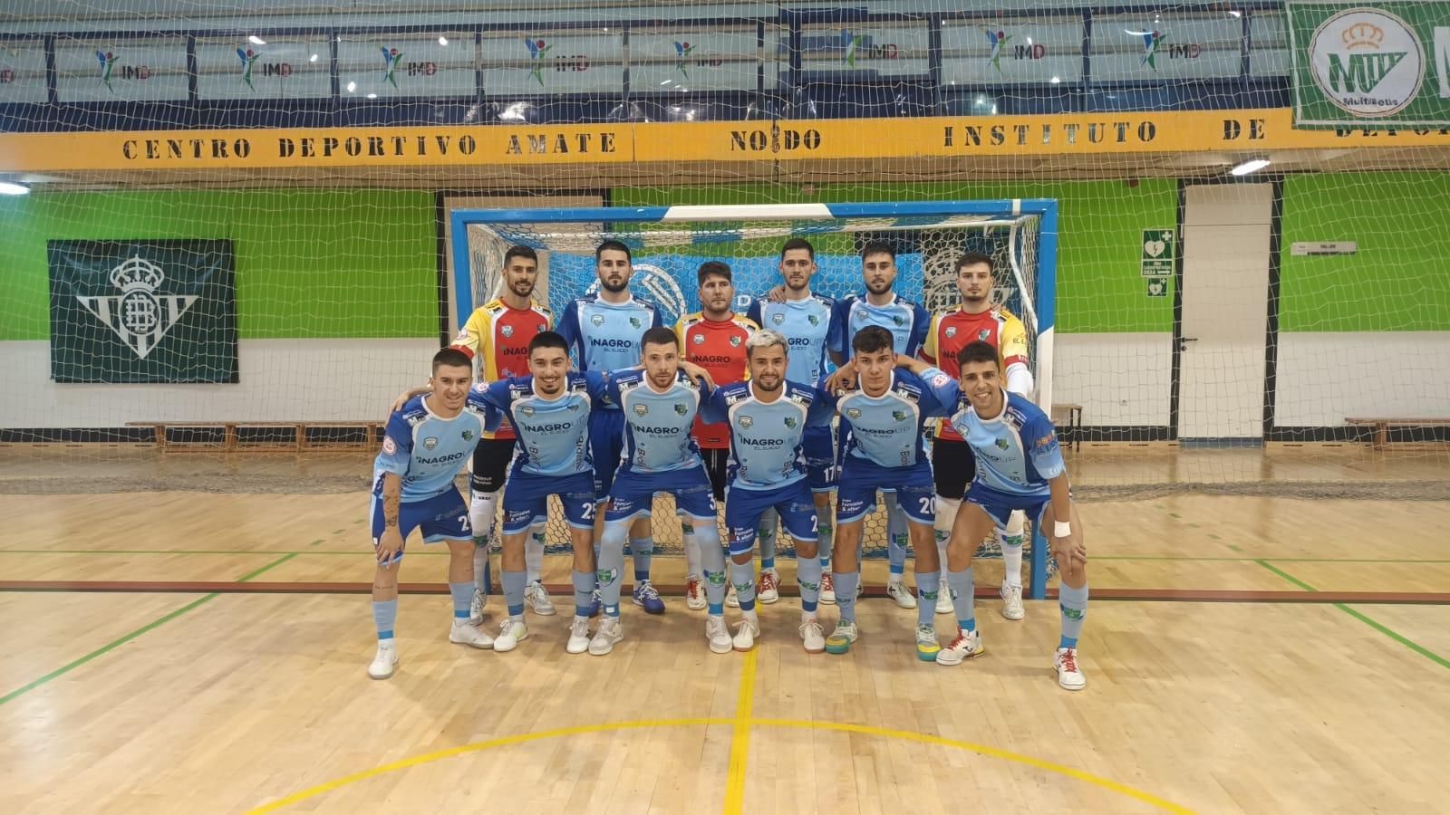 Los jugadores del conjunto ejidense posan delante de una de las porterías antes del comienzo del encuentro.