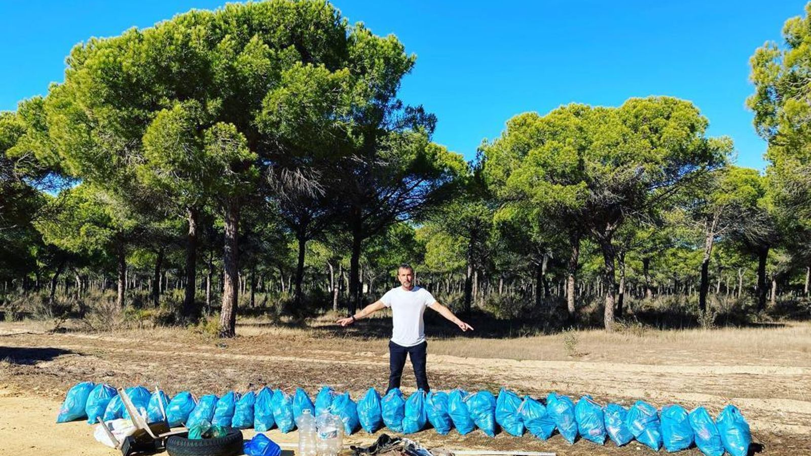 Quique Bolsitas recogiendo residuos en la naturaleza Quique Bolsitas recogiendo residuos en la naturaleza