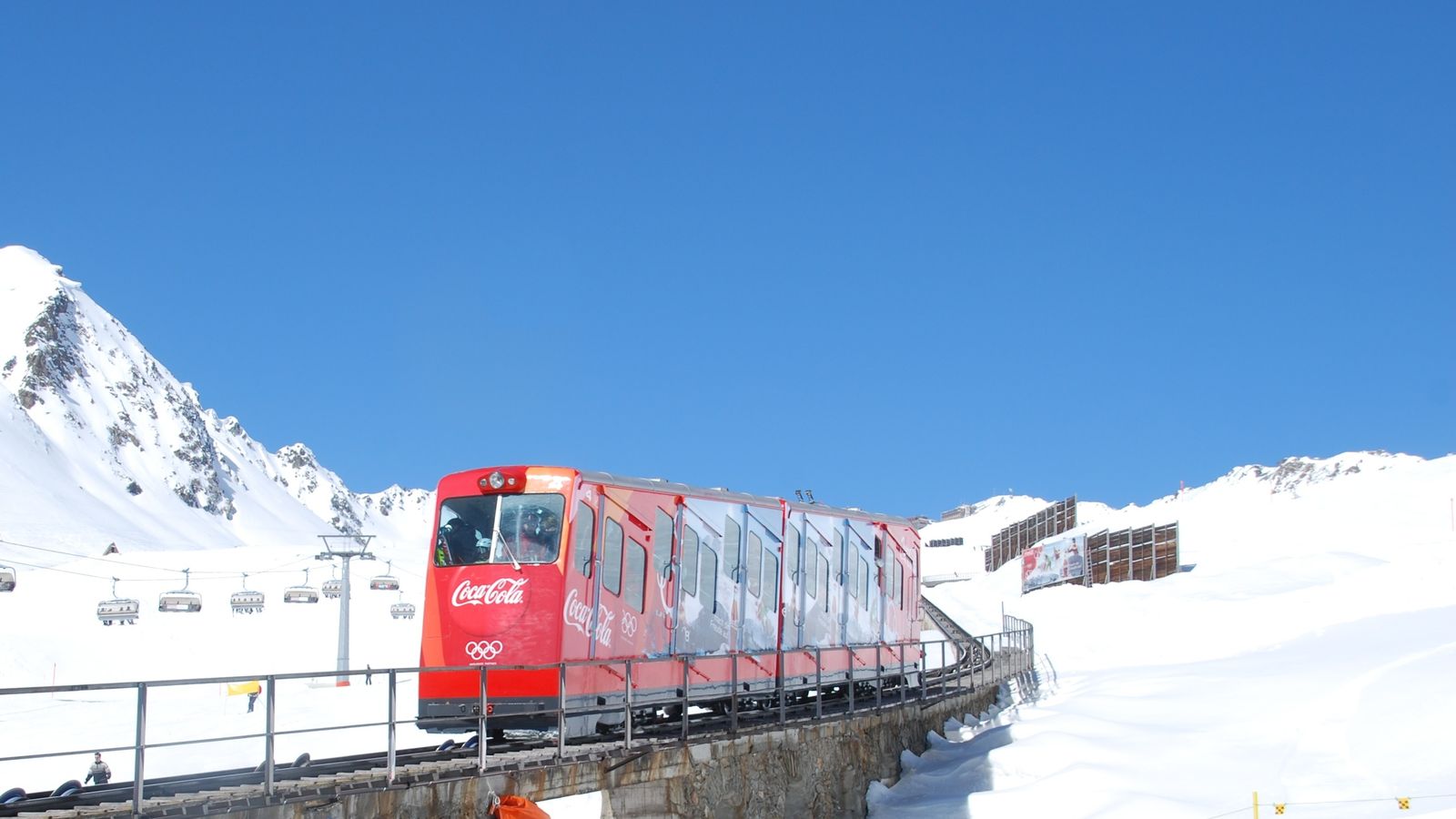 Un modelo de funicular en una estación de esquí es el Parsenbahn