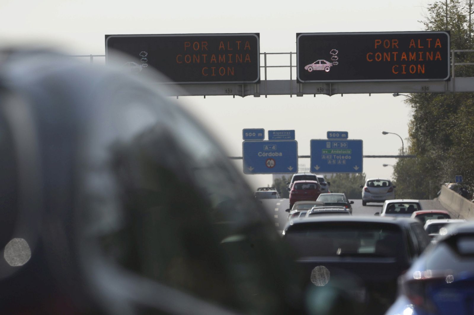 Letreros que indican las medidas anticontaminación en Madrid.
