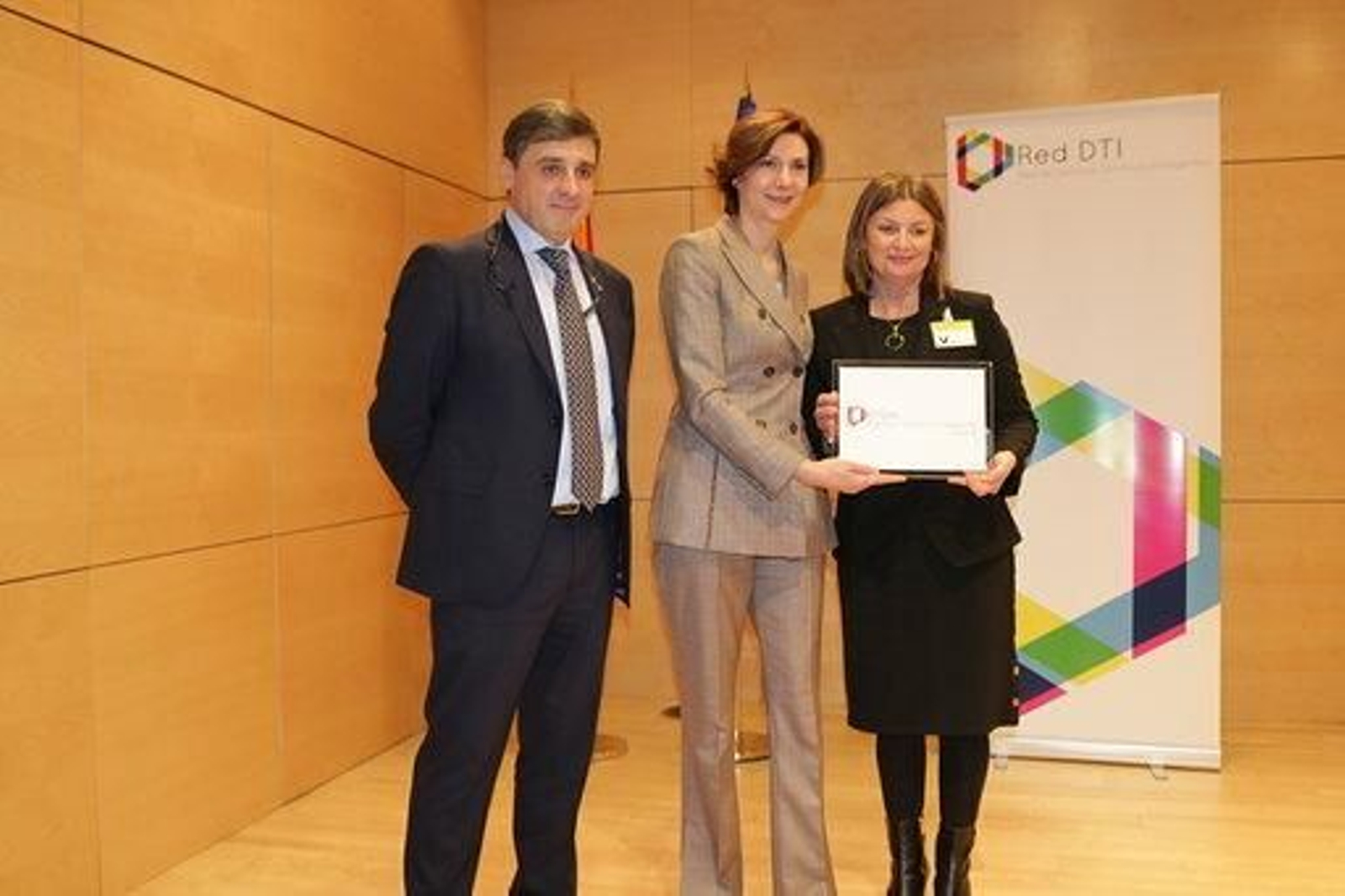 Luisa Barranco recibe el distintivo en la sede ministerial.