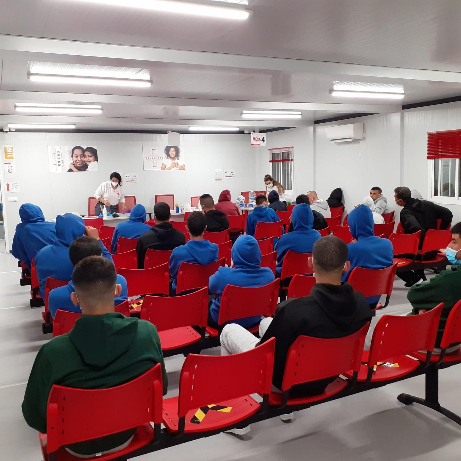 Decenas de inmigrantes atendidos en las instalaciones de Cruz Roja Almería en el Puerto