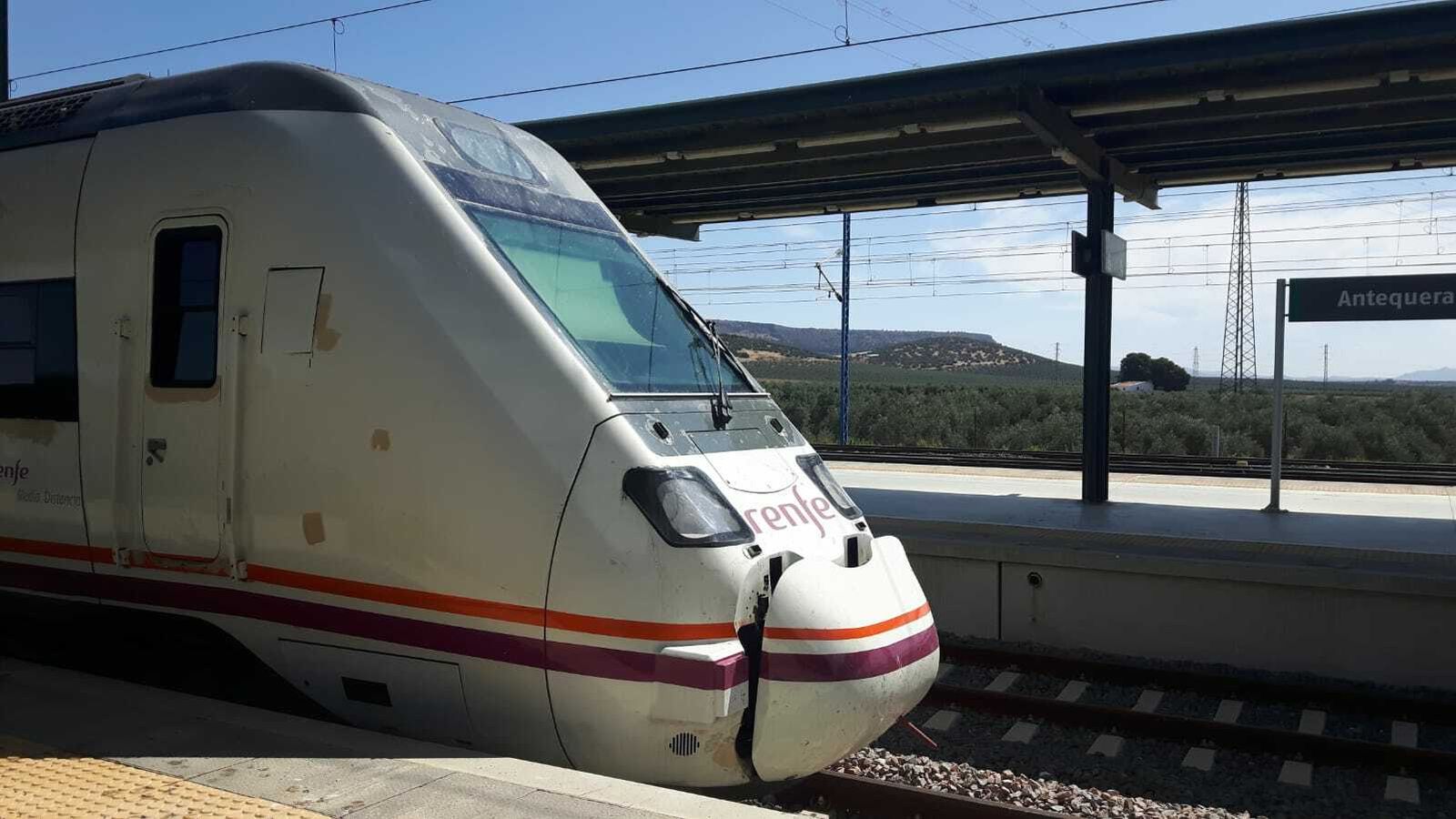 Tren Algeciras-Madrid parado en la estación de Antequera.