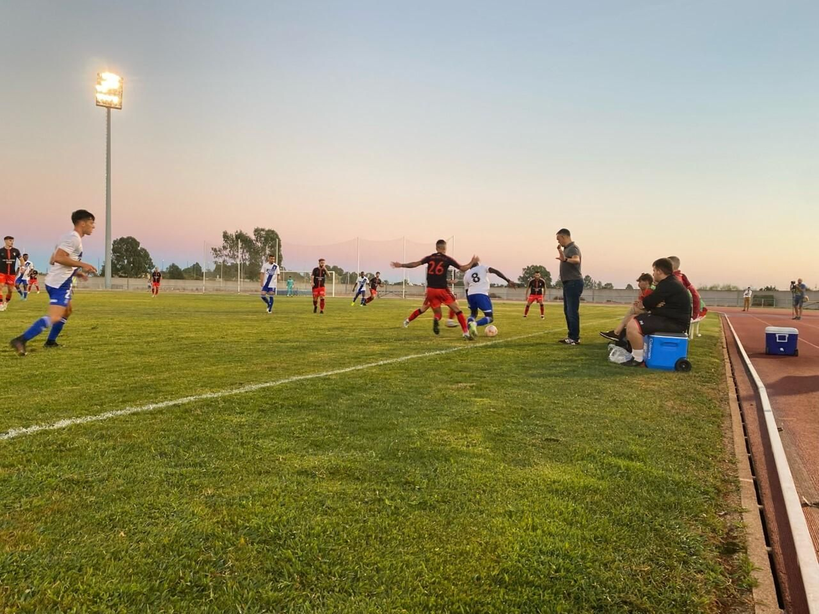 Un momento del partido entre el Ayamonte y el Recreativo de Huelva.