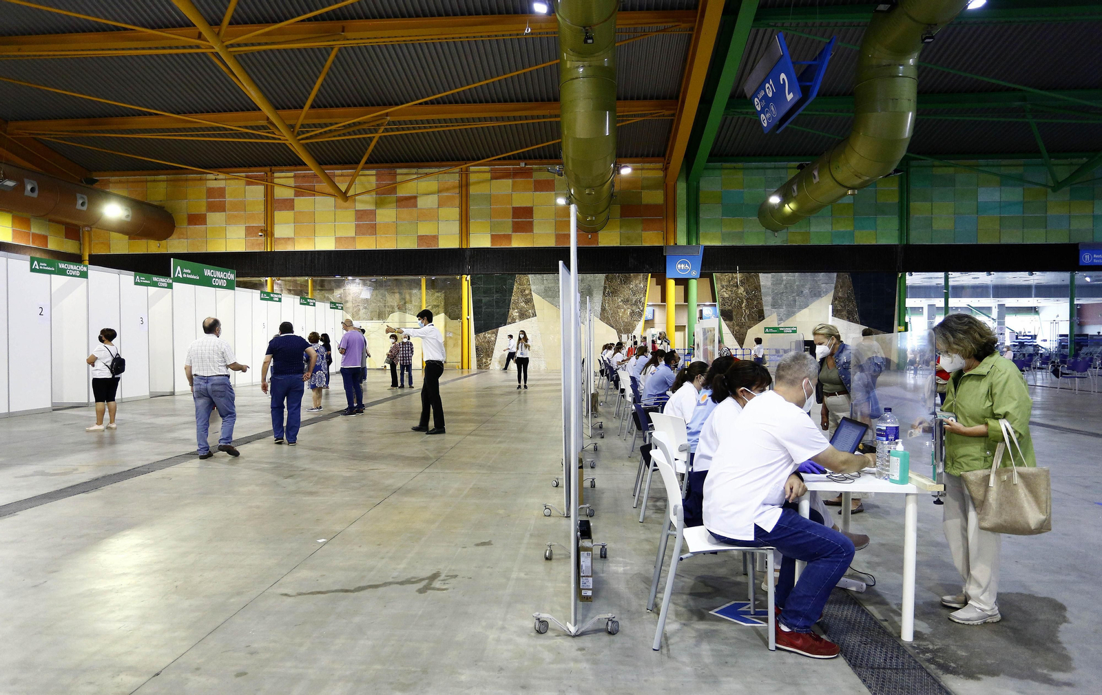 Vacunación masiva en el Palacio de Ferias de Málaga. Vacunación masiva en el Palacio de Ferias de Málaga.
