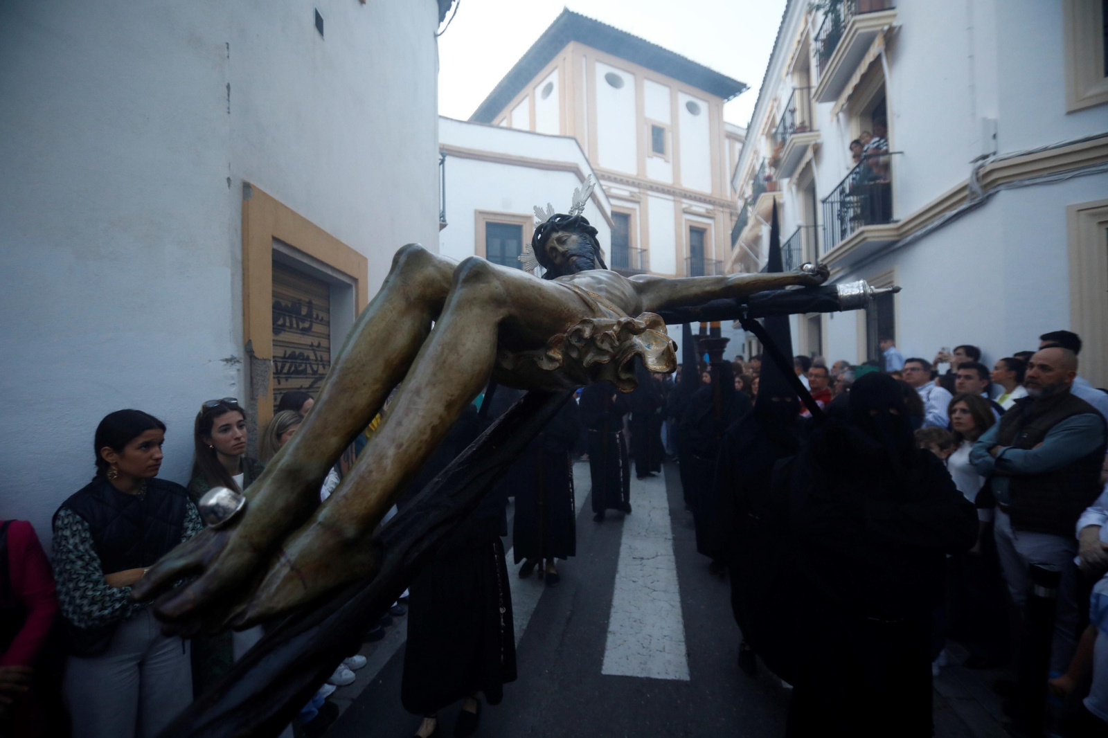 Lunes Santo en Córdoba: la procesión del Vía Crucis, en imágenes