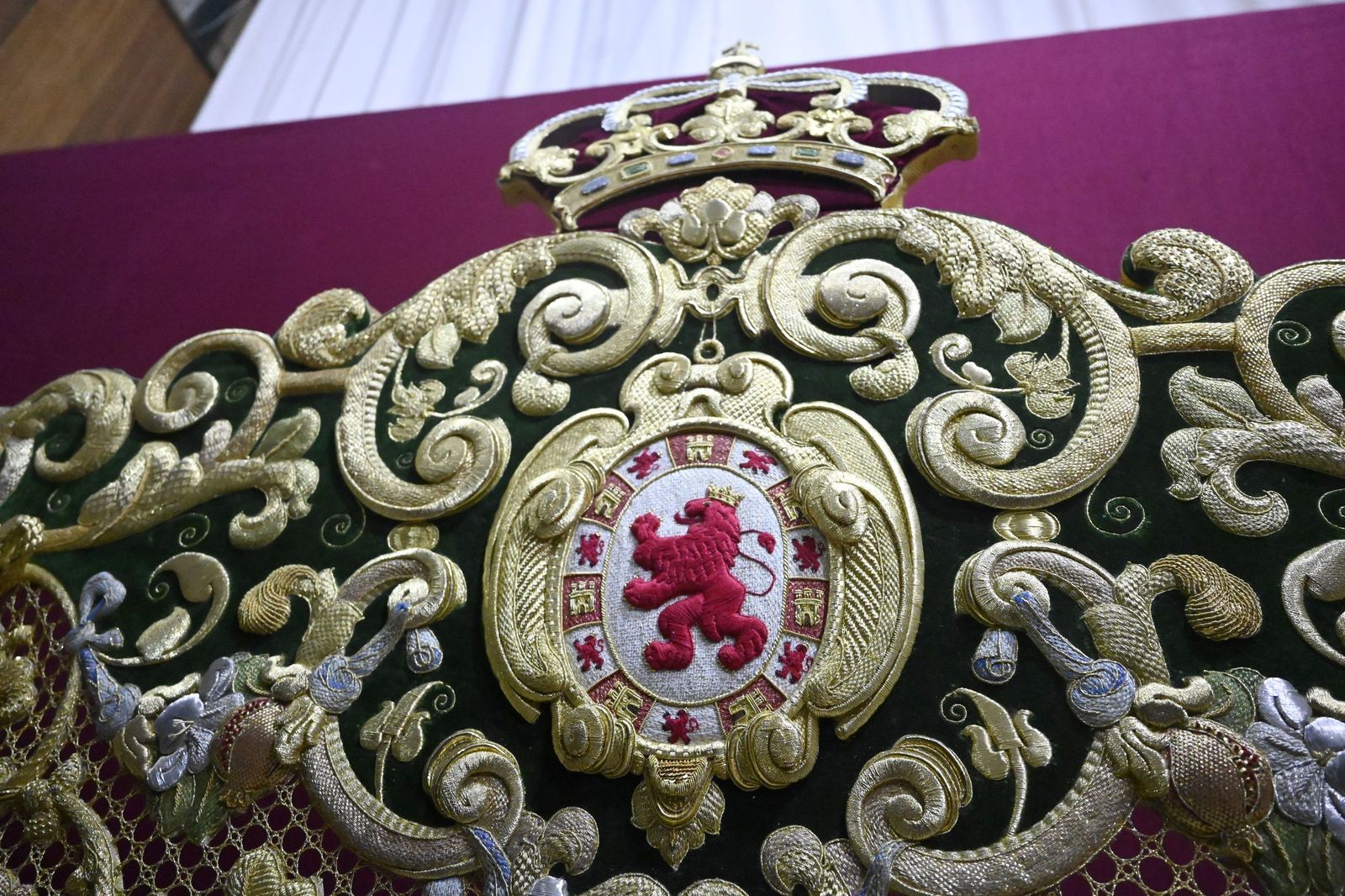 Las mejores fotos de la presentación de la bambalina trasera del palio de la Virgen de la Esperanza de Córdoba