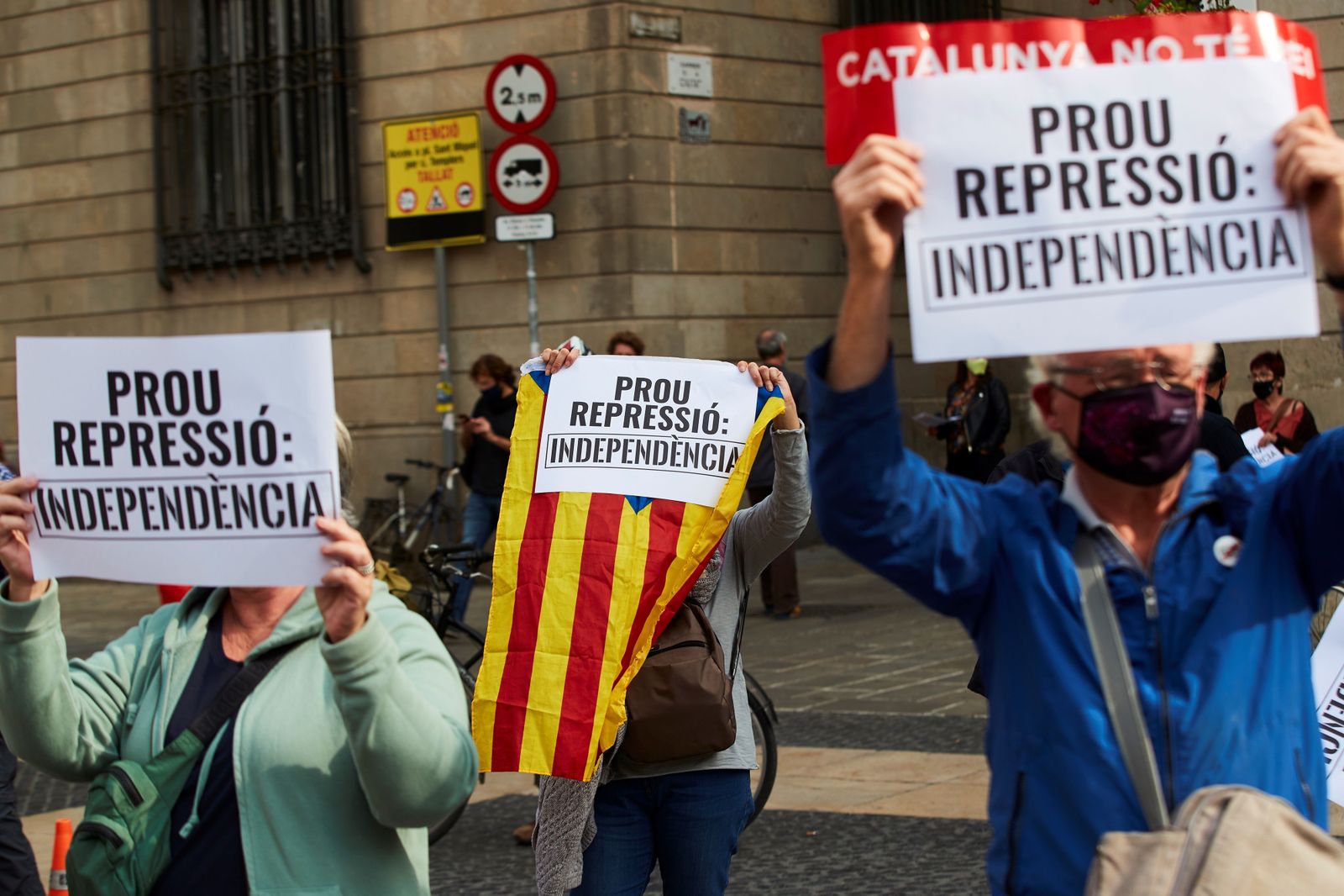 Aspecto de la concentración que varias entidades independentistas han llevado a cabo este miércoles en Barcelona para denunciar la "represión" que a su juicio representan las detenciones de esta mañana.