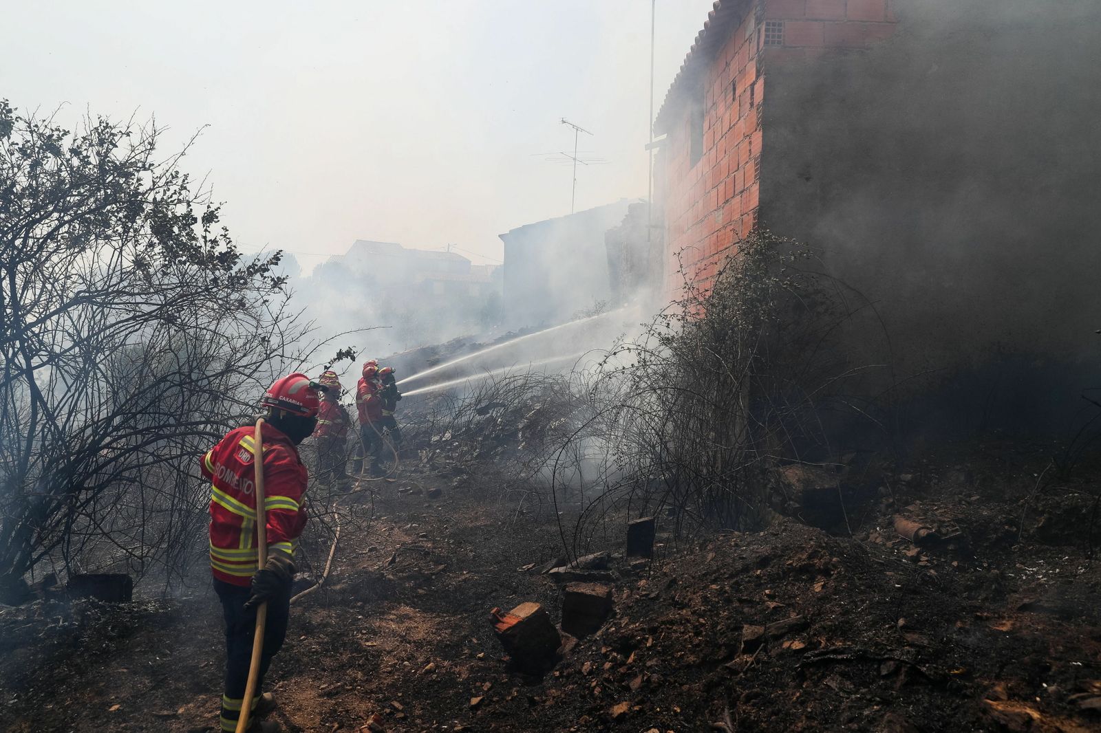 La extinción del incendio del centro de Portugal, en imágenes