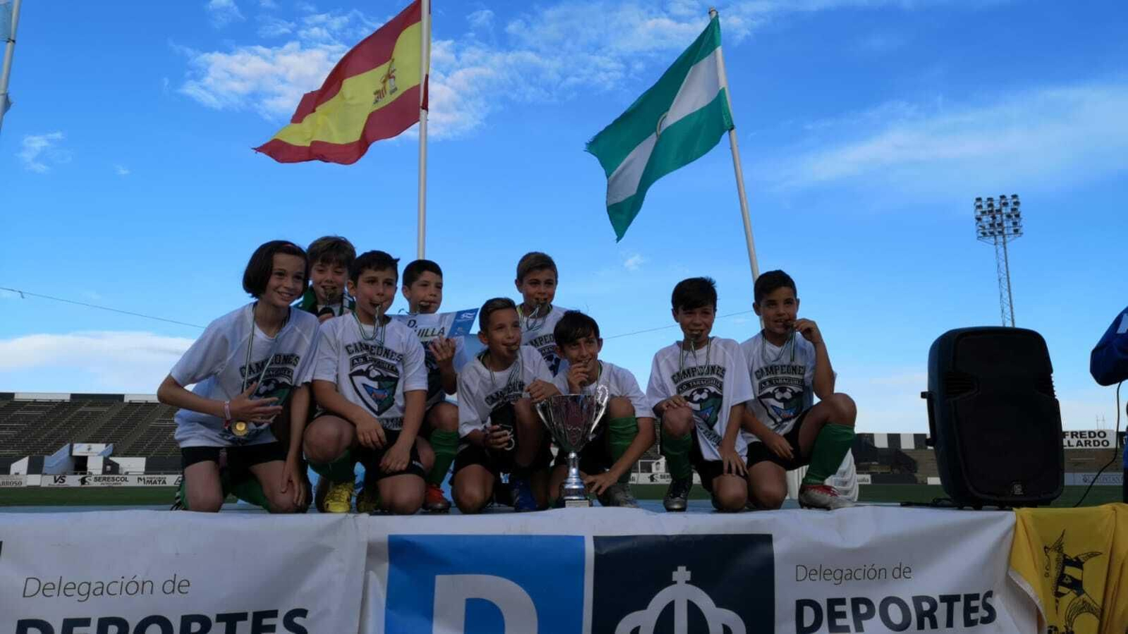 Los jugadores del Taraguilla celebran su triunfo con el trofeo de campeón