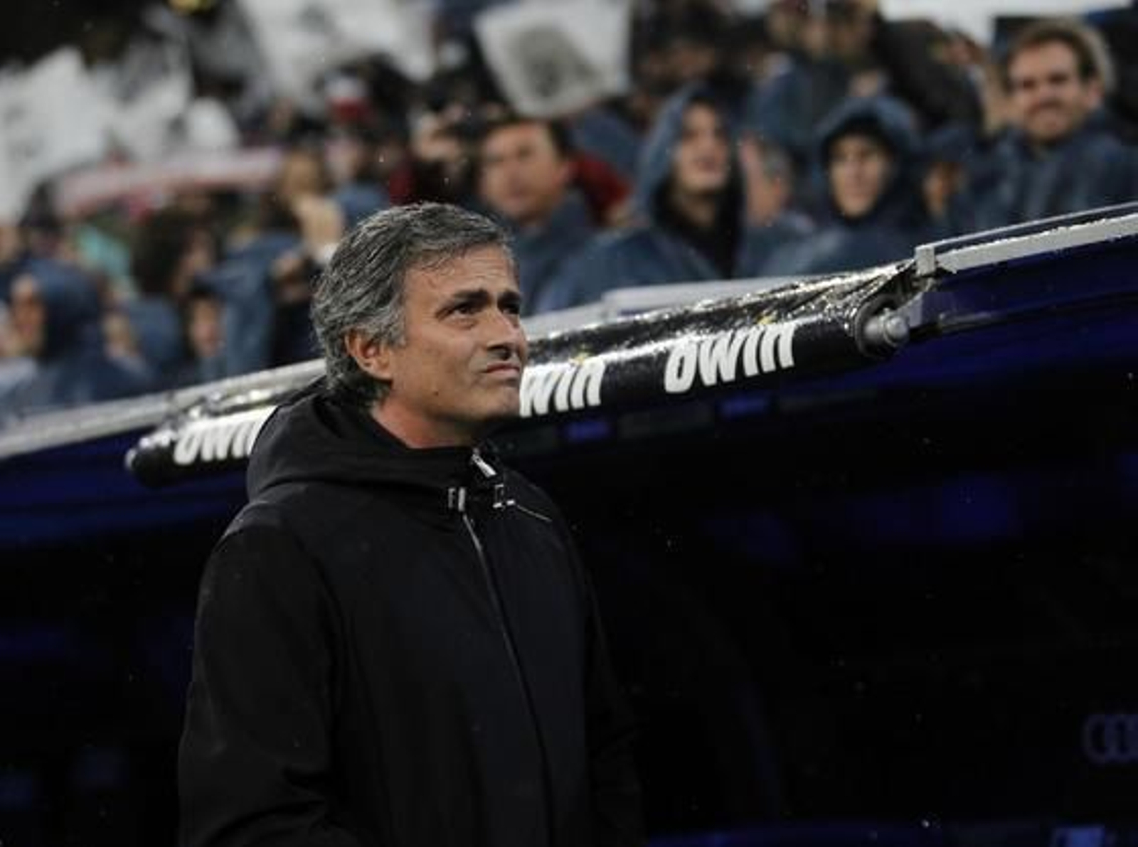 Mourinho mira a la grada. / Reuters