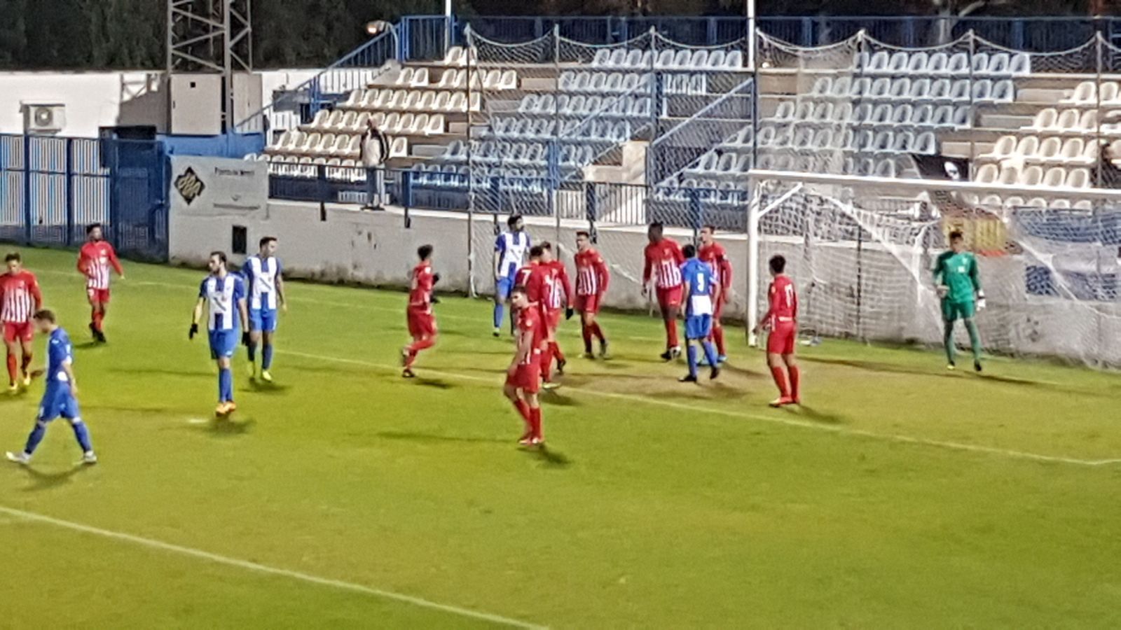Saque de esquina a favor del cuadro 'tropical'.