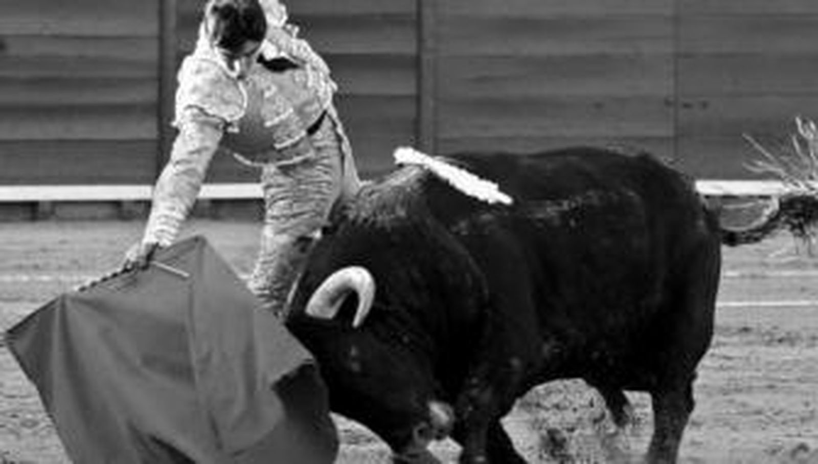 Miguel Ángel Perera en un pase a uno de sus oponentes.