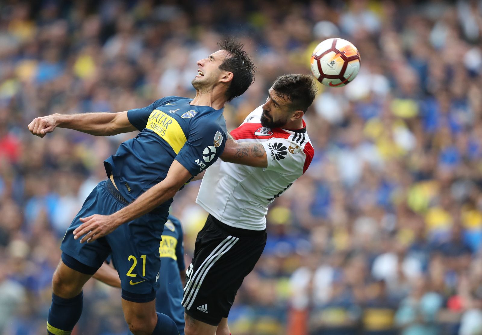 Lucas Pratto (d) e Izquierdoz disputan un balón aéreo.