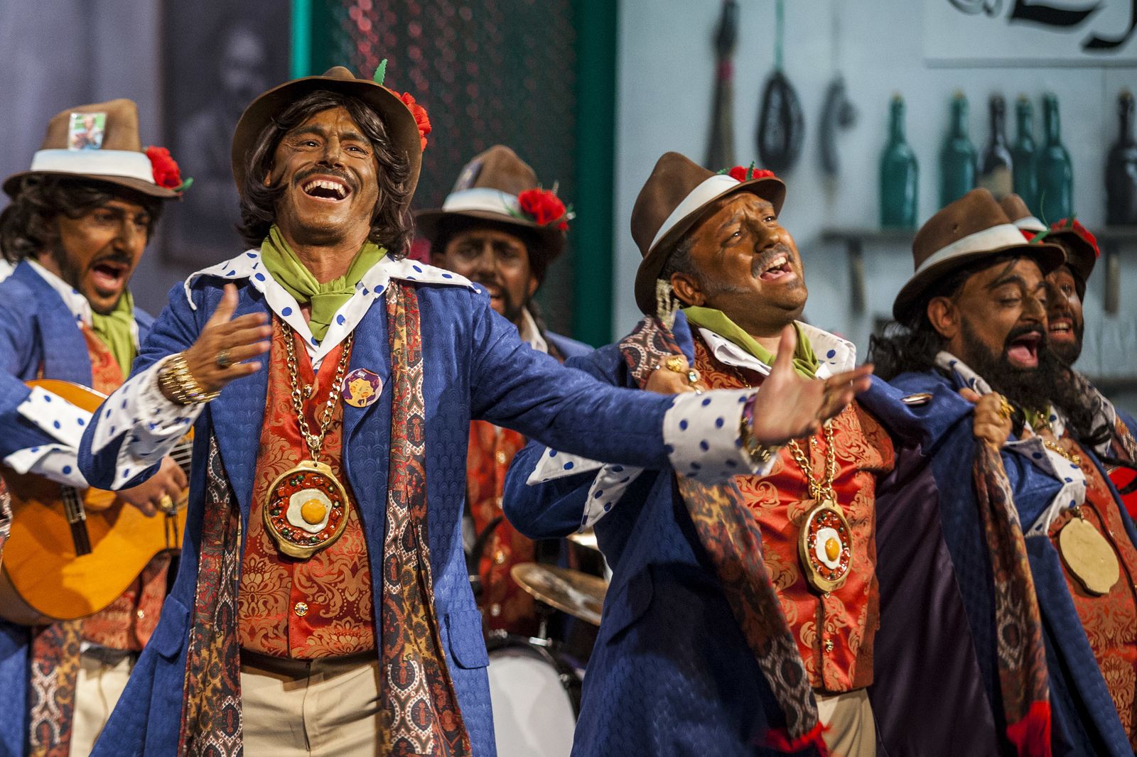 Una imagen de la actuación de la chirigota 'Qué caló'