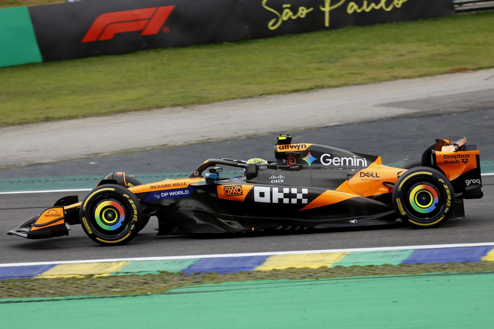 Lando Norris encabeza la carrera en el Gran Premio de Brasil de Fórmula Uno.