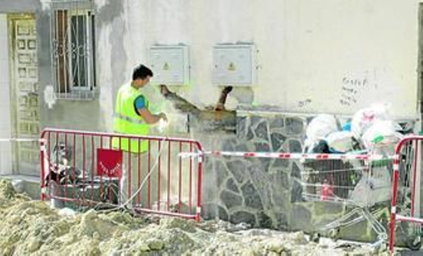 Obras de instalación de la red eléctrica que se desarrollaron en el barrio de Los Almendros.