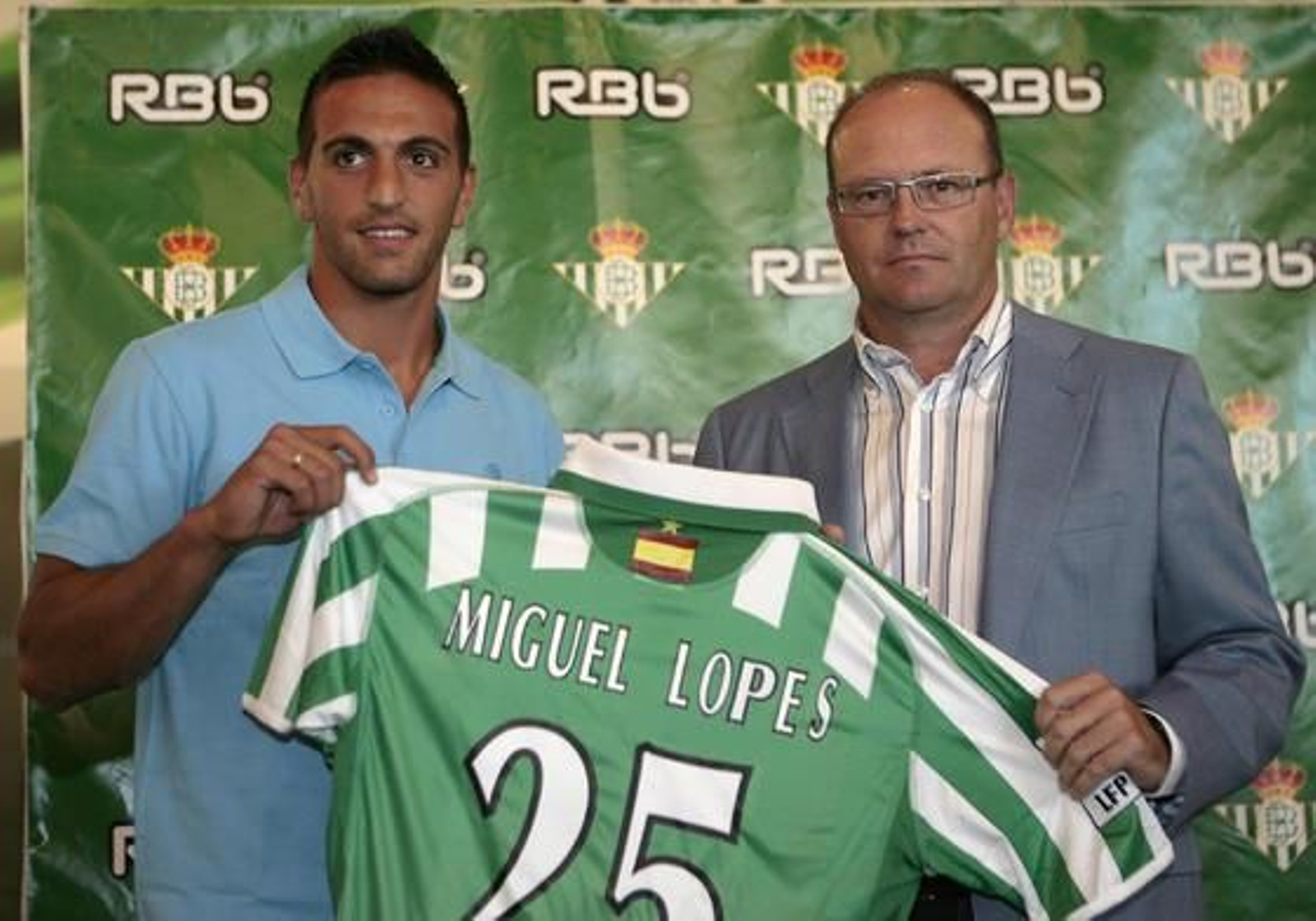 Miguel Lopes junto a Pepe Mel durante su presentación.

Foto: Juan Carlos Muñoz