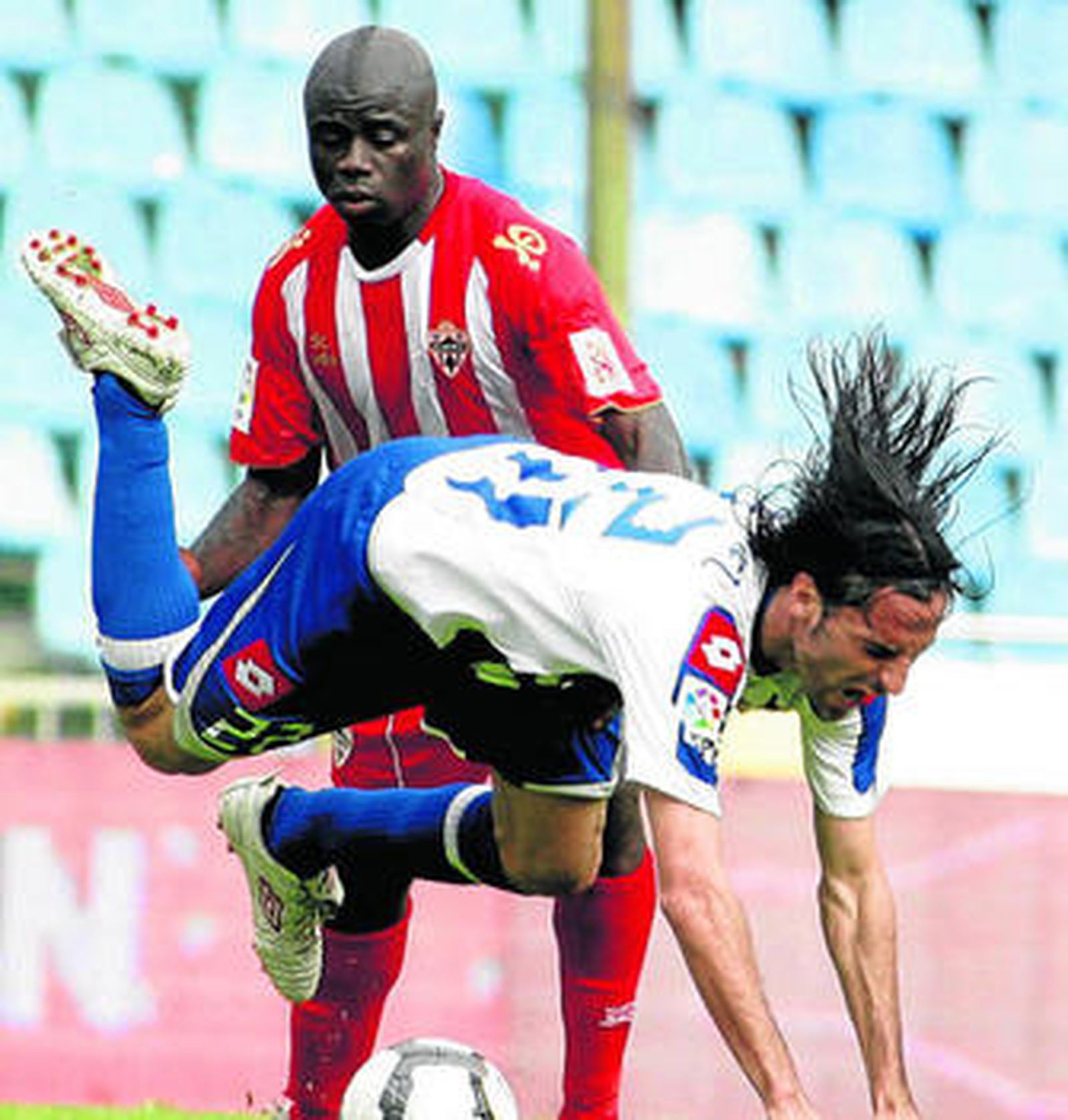 El deportivista Juan Rodríguez se queja de una entrada del camerunés M'bami.