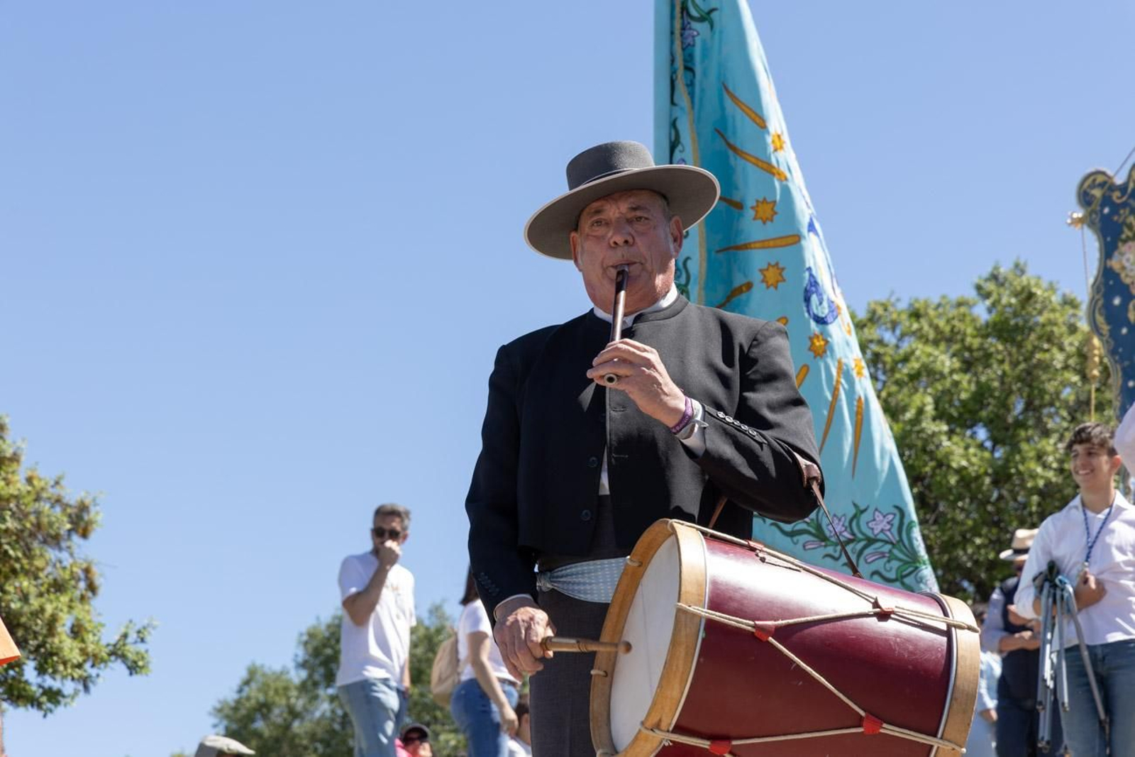 Miles de romeros acuden al encuentro de la Virgen de la Cabeza en su romería