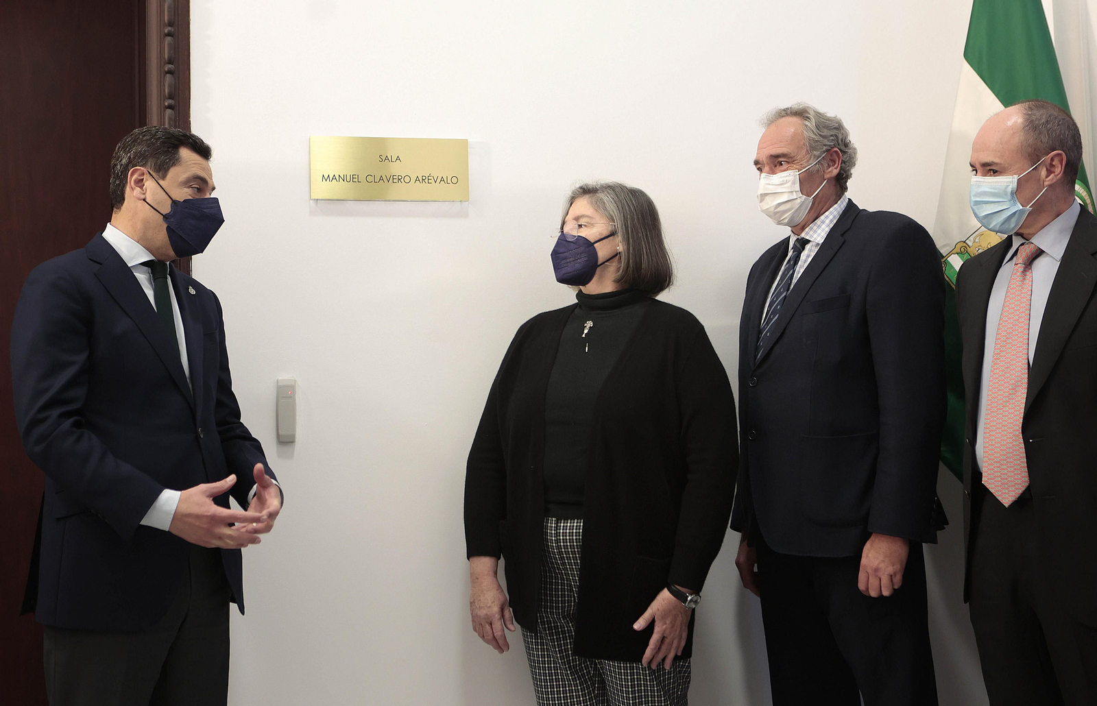 Juanma Moreno, tras descubrir la placa en honor a Manuel Clavero, junto con los hijos del ex ministro sevillano.