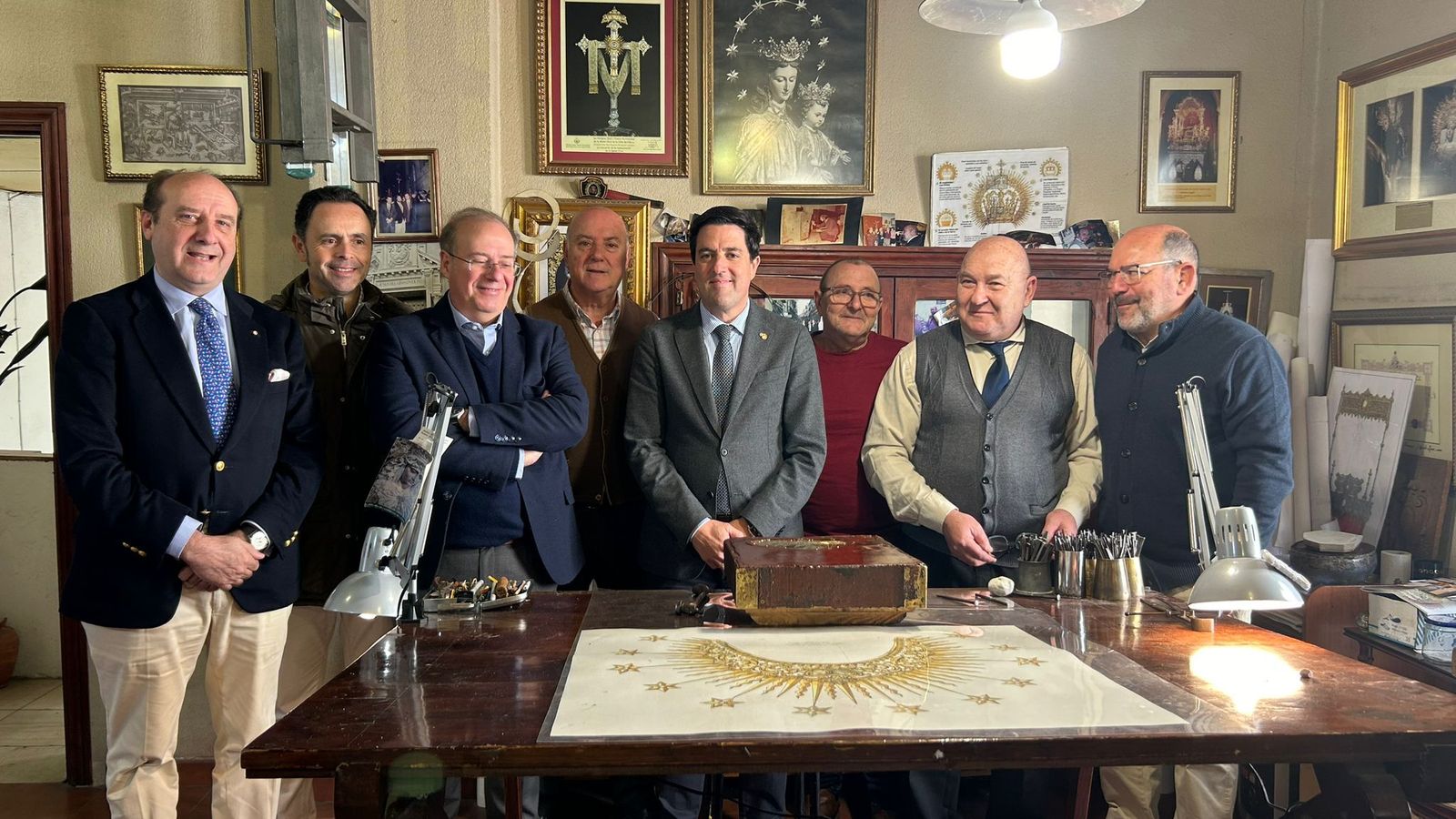 Fotografía de familia en el taller de los Hermanos Delgado