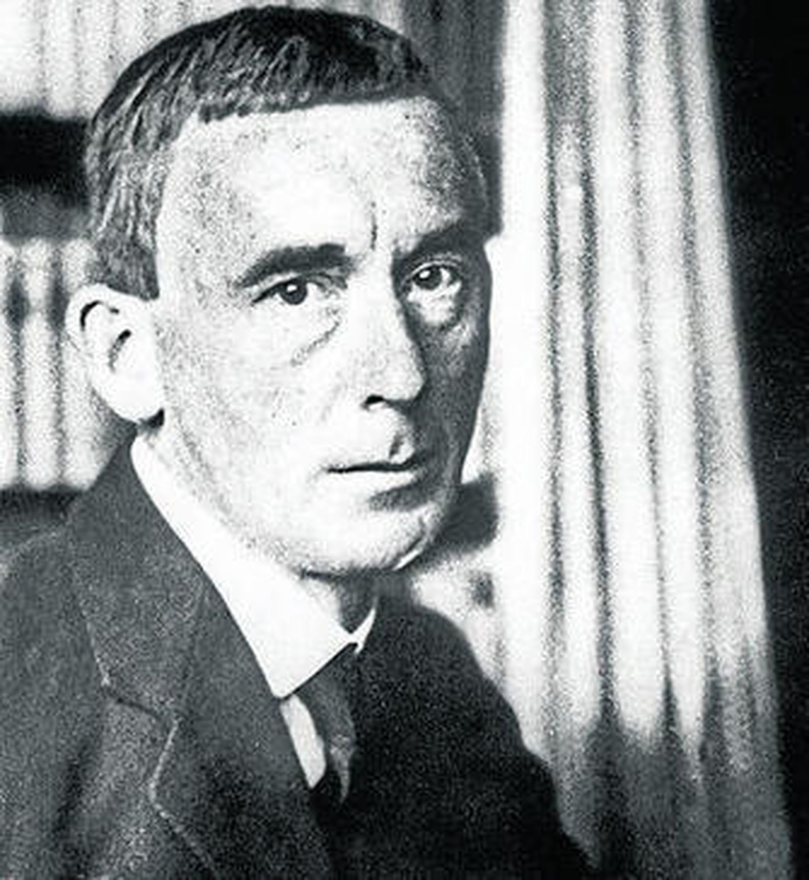 El escritor alemán Hugo Ball (Pirmasens, 1886 - Sant'Abbondio, 1927).