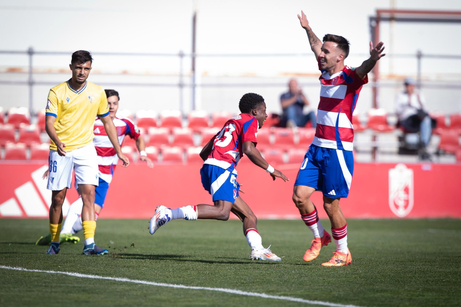 Las mejores imágenes del Recreativo Granada - Cádiz CF Mirandilla