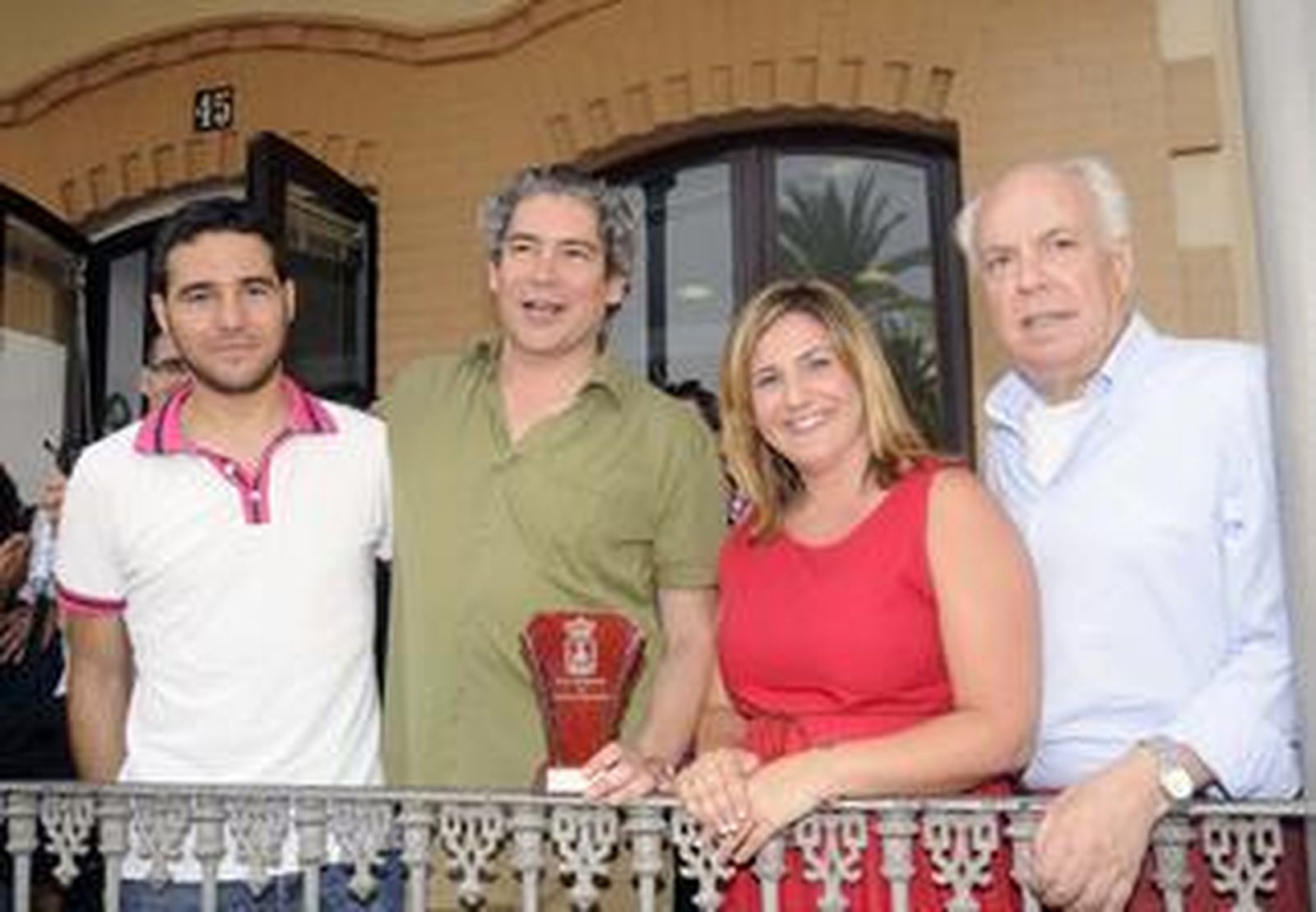 El concejal Vicente Ramírez (primero por la izquierda), junto a Boris Izaguirre, Irene García y Eduardo Mendicutti, en la celebración del Día del Orgullo Gay en Sanlúcar, en junio de 2012.