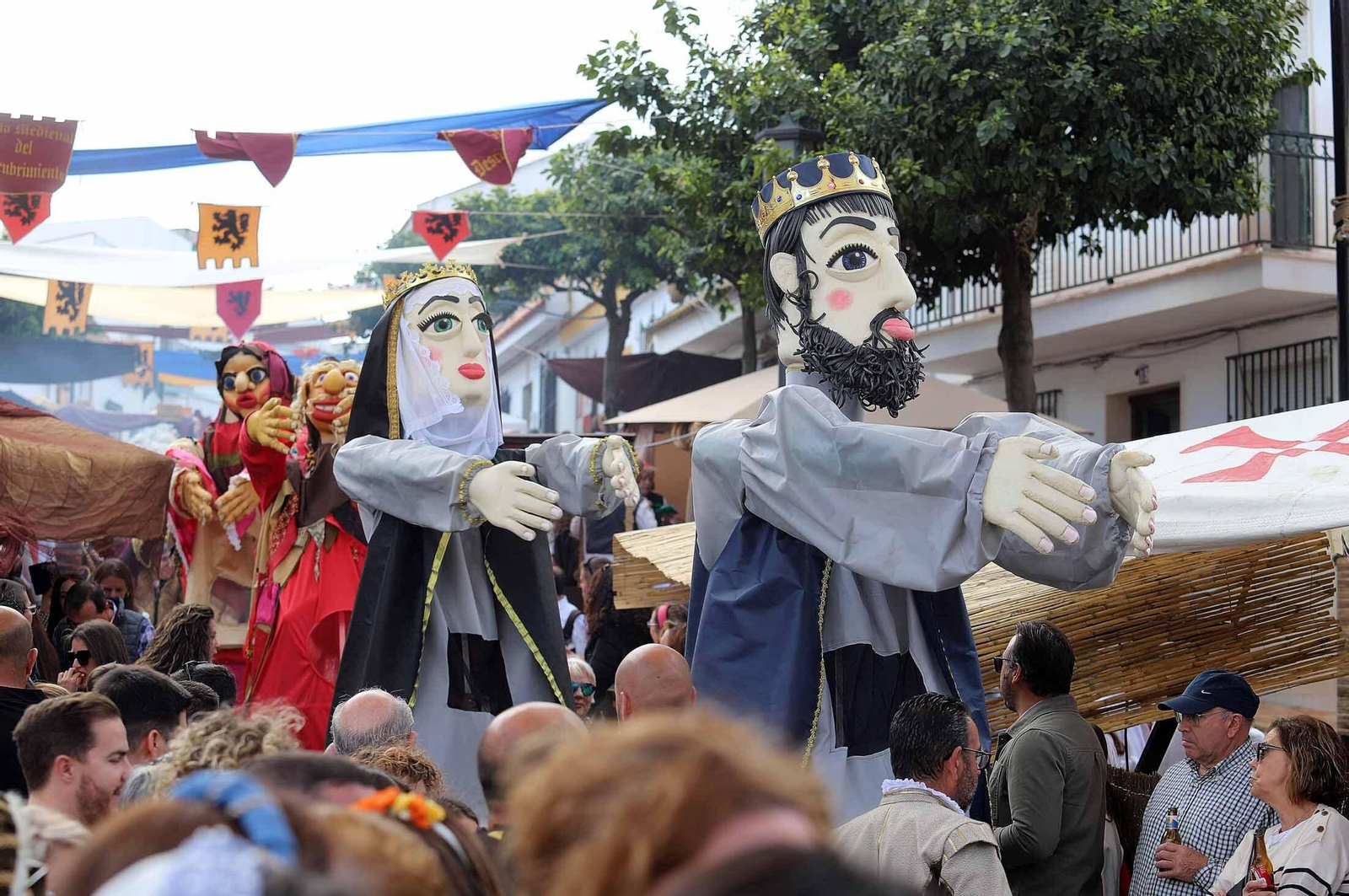 Imágenes del gran ambiente en la Feria Medieval de Palos de la Frontera, Huelva