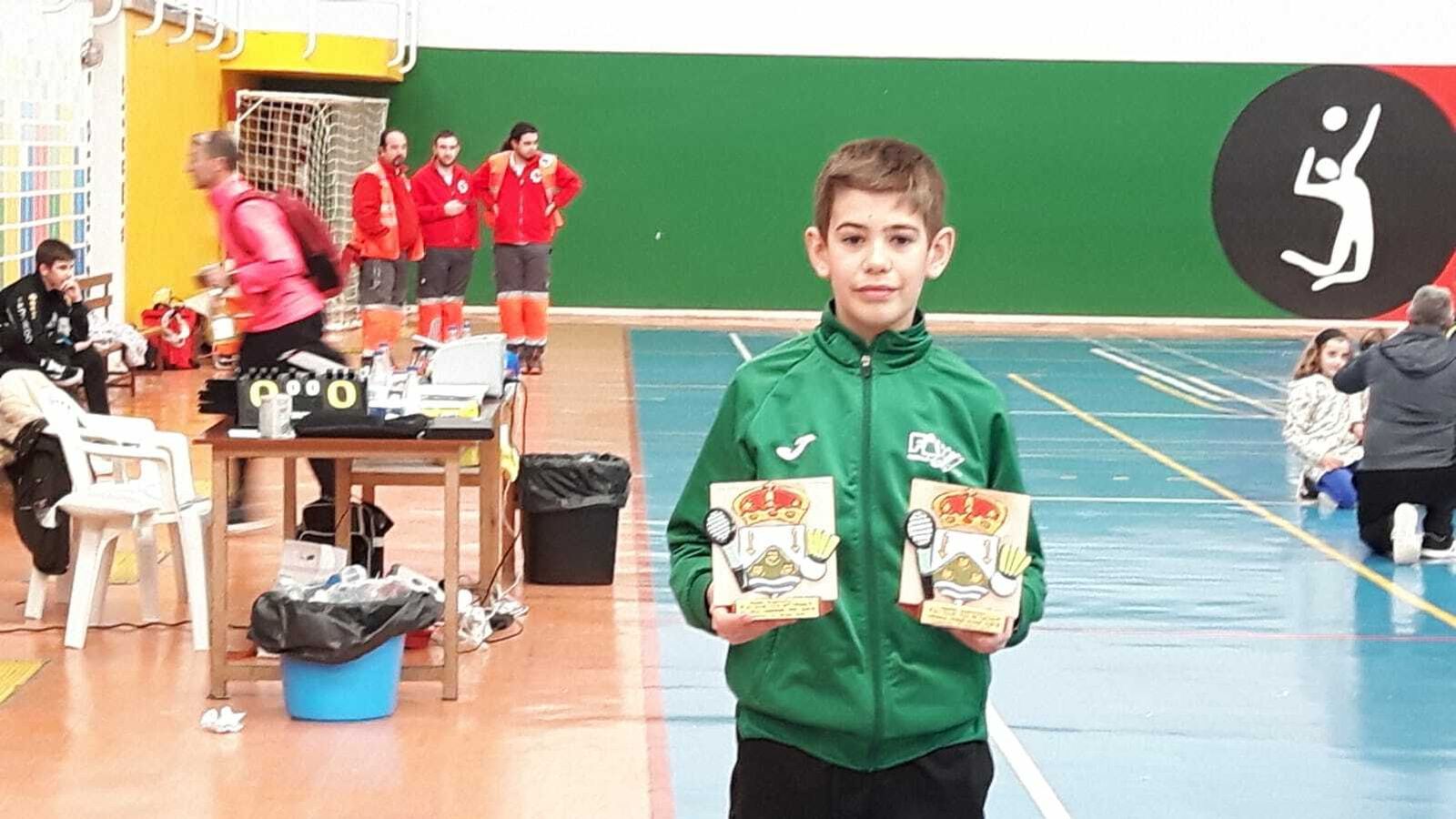 Guillermo Nuviala posa con sus galardones en Tordesillas.