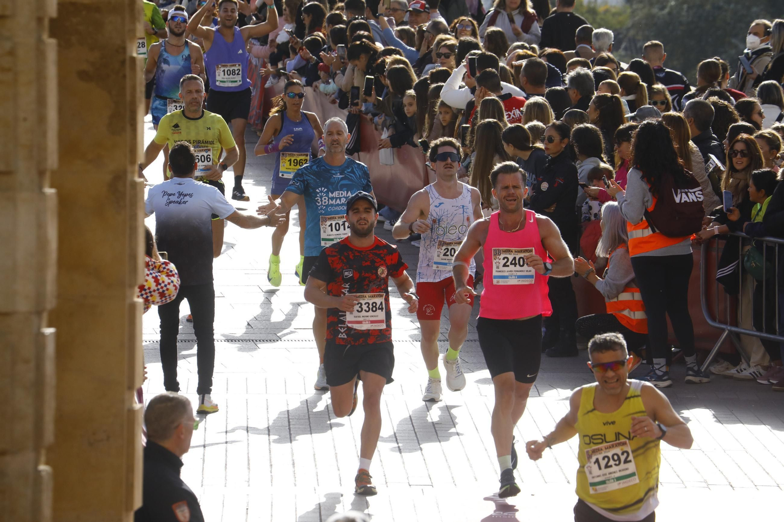 La gloria de cruzar la Puerta del Puente: las fotos de la línea de meta de la Media Maratón de Córdoba 2024