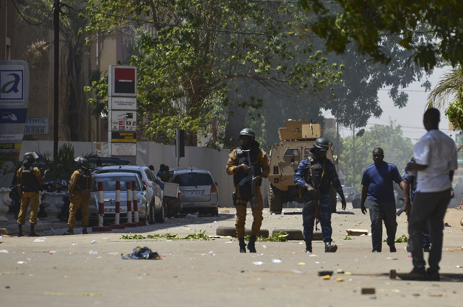 Militares y ciudadanos en un ataque previo en Burkina Faso.