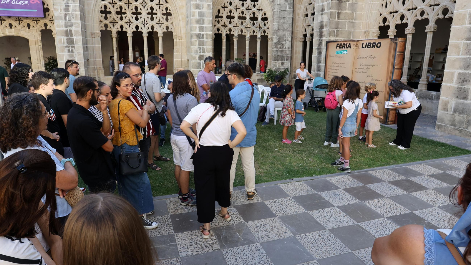 Imágenes del gran ambiente en la Feria del Libro en Jerez