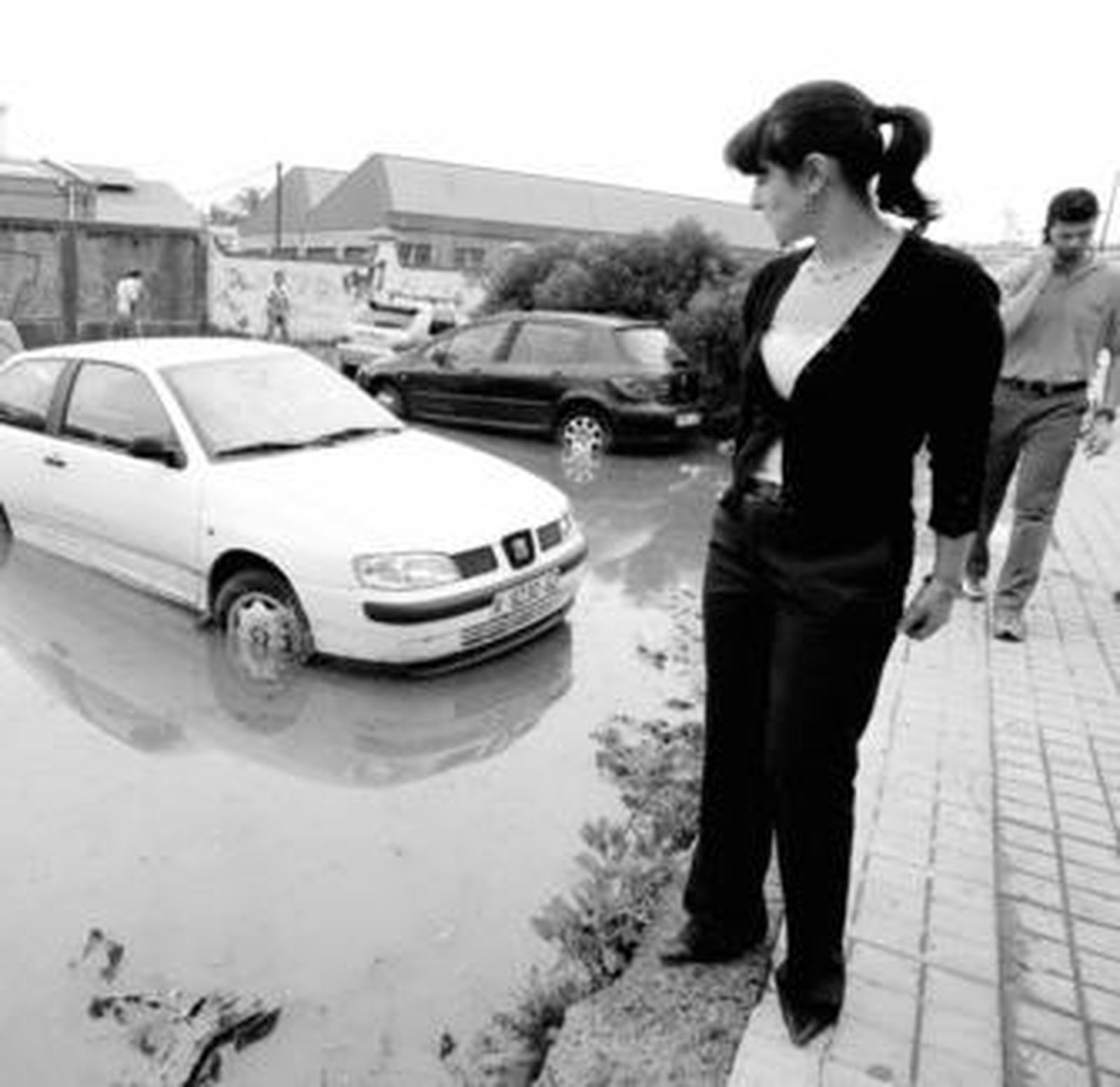Muchos propietarios de vehículos esperaron a que bajara el agua.