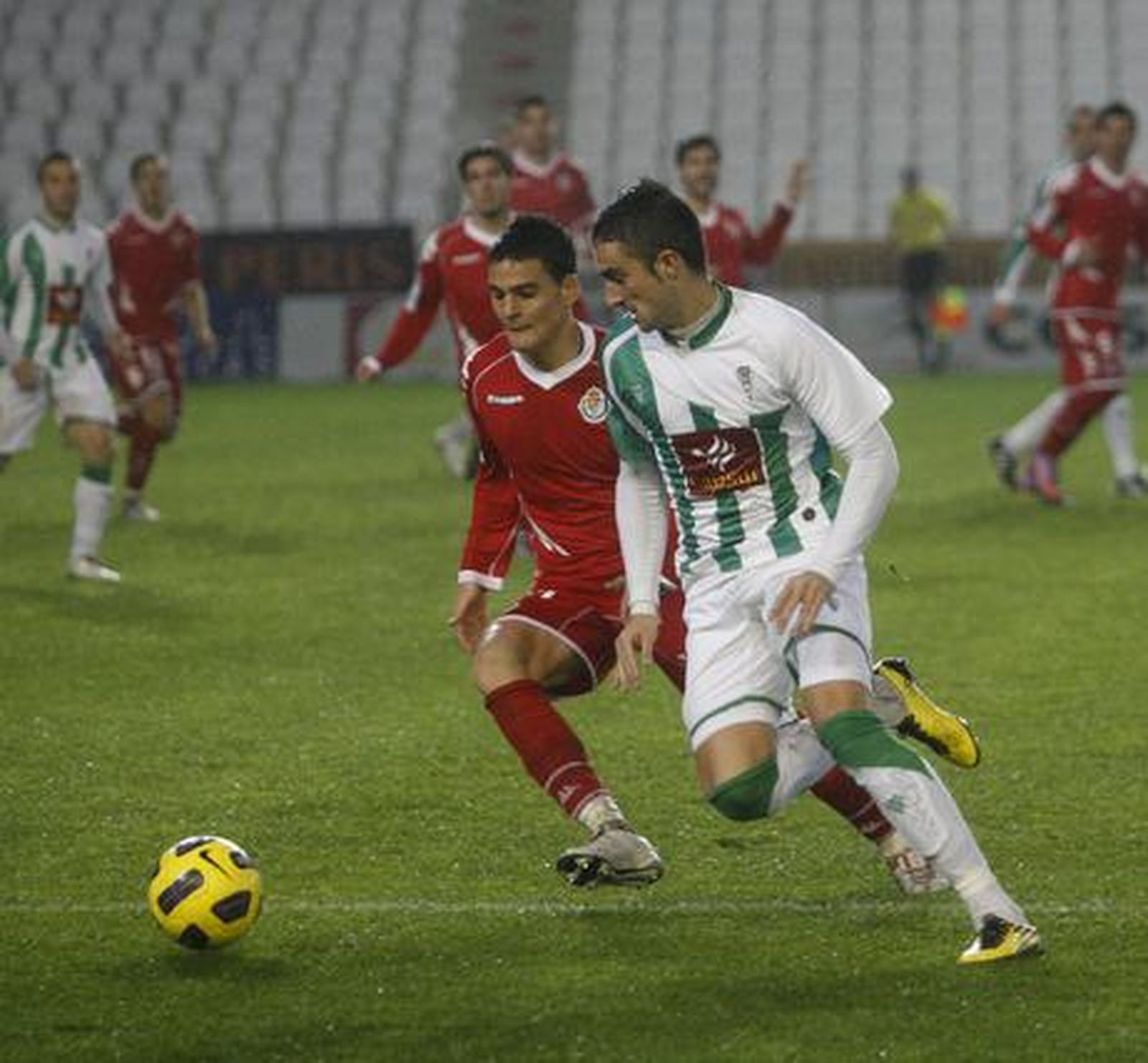 El Córdoba vence al Valladolid 1-0 bajo un diluvio en el Arcángel. / José Martínez