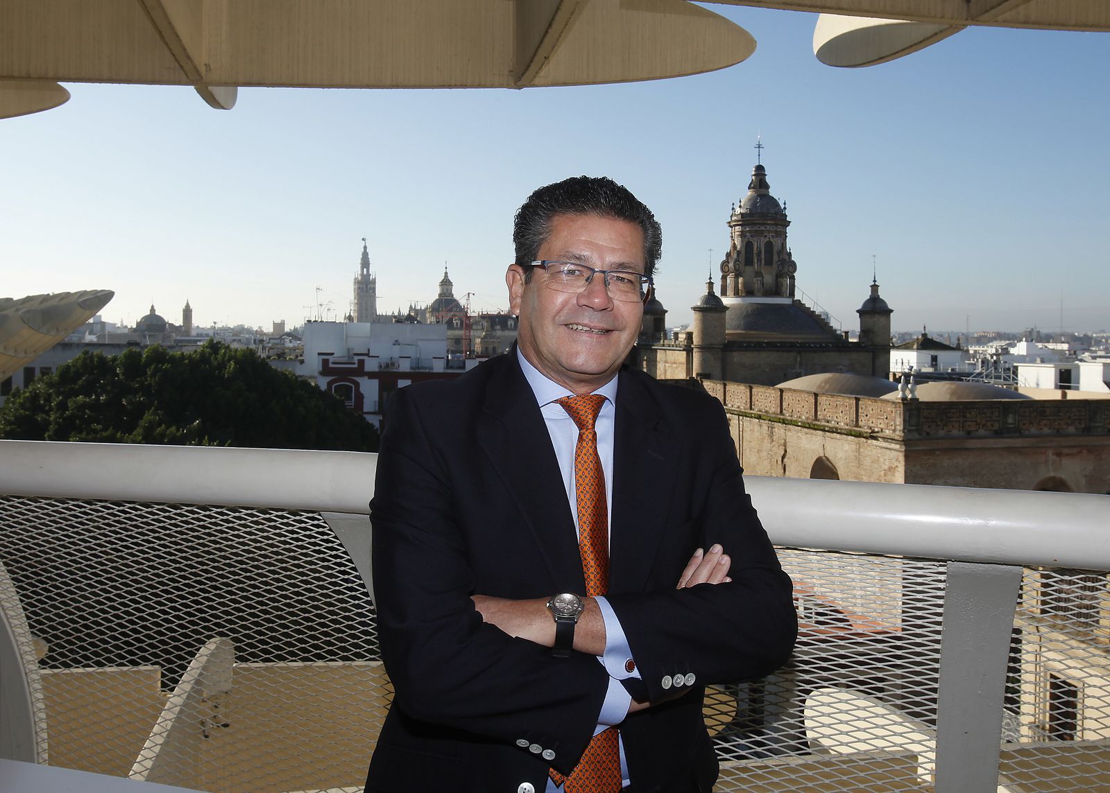 Rafael Domínguez, en las Setas, con la Giralda al fondo.