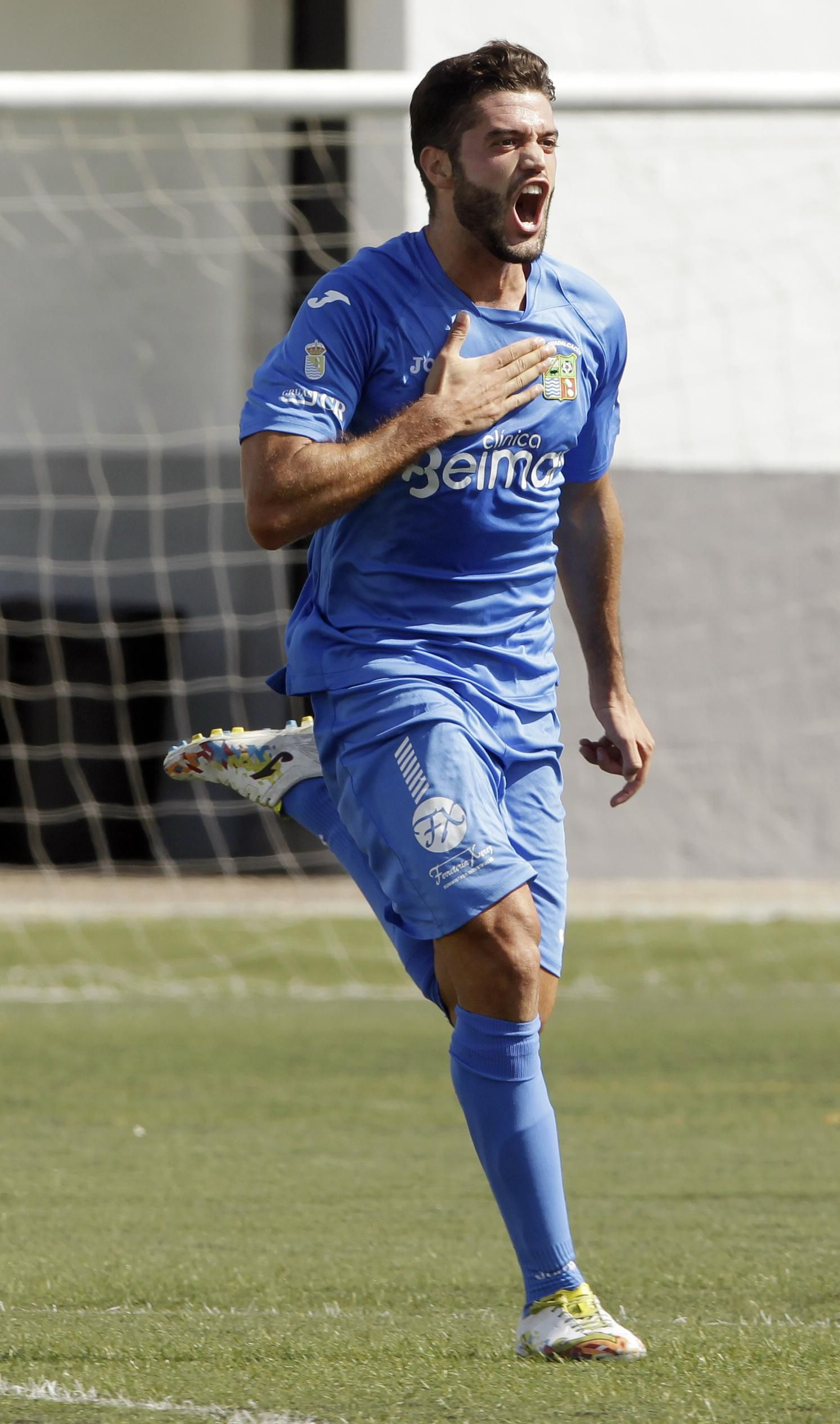 Luisma celebra el 1-0 al Sevilla C, la primera victoria de la historia en Tercera.