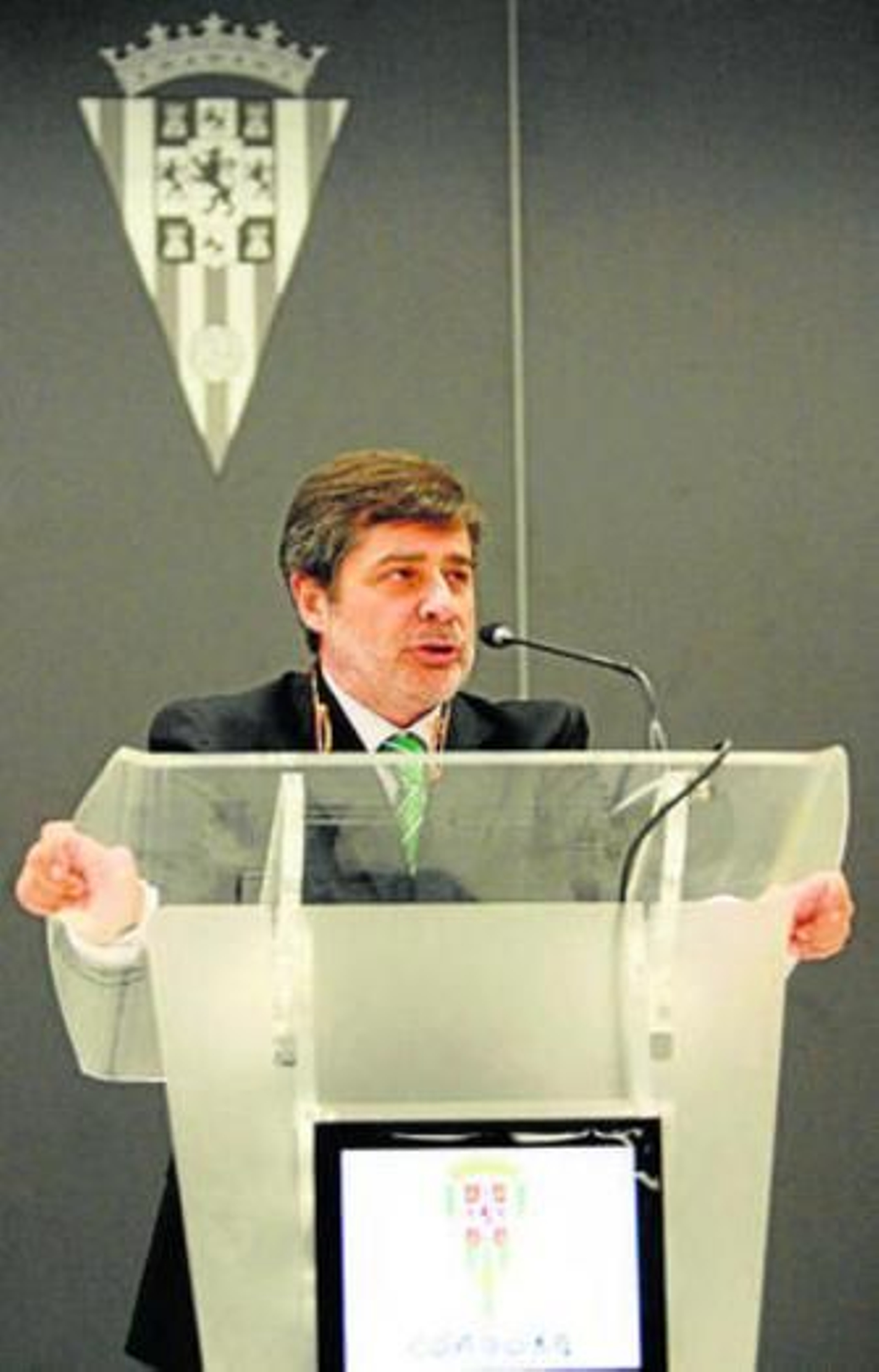 Carlos González se dirige a los peñistas, ayer.