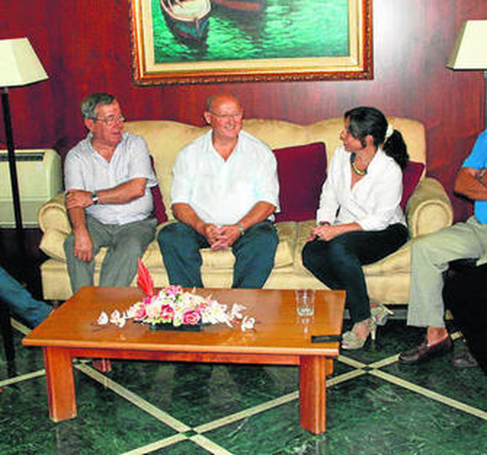 Un momento de la recepción a Paco Gallego en la Alcaldía puertorrealeña.