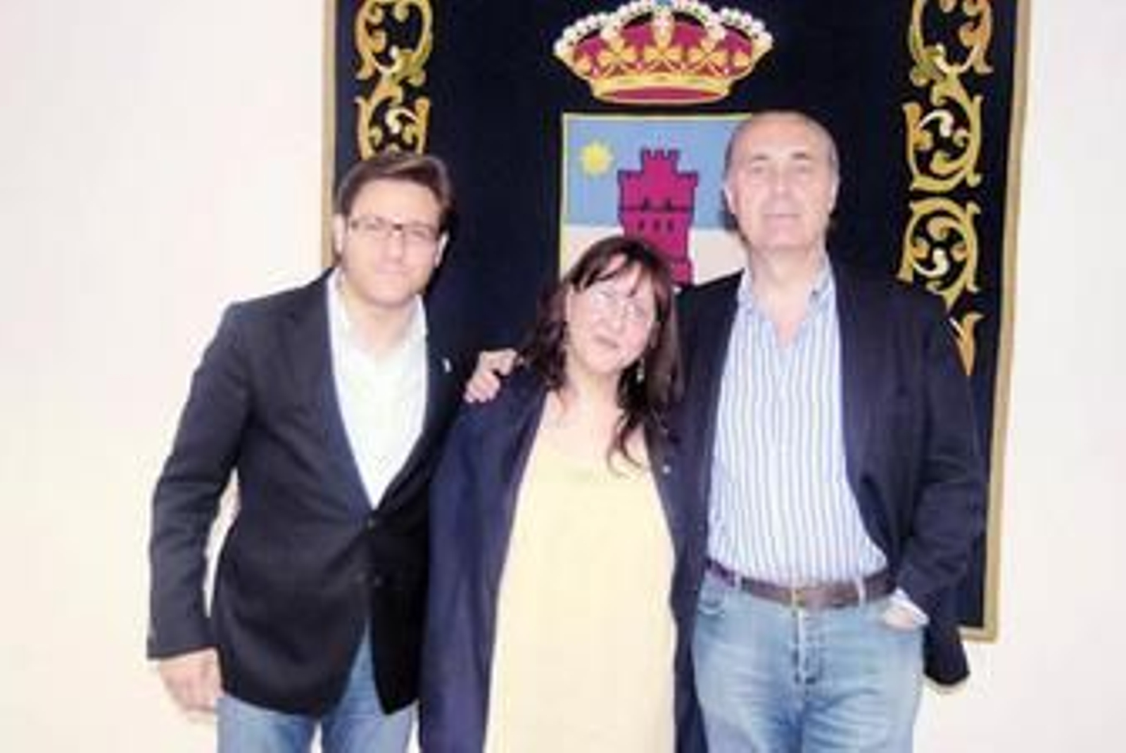 Luis Alberto de Cuenca con el concejal Luis Miguel Carmona y escritora Pilar Quirosa.