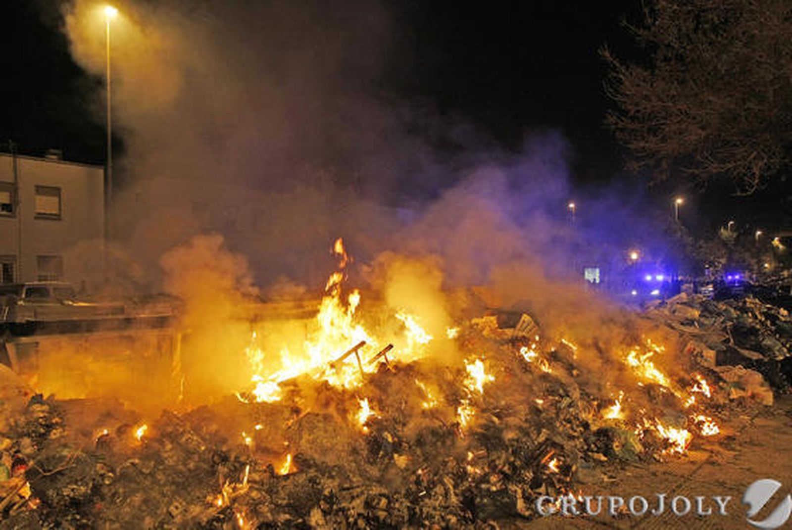 Los bomberos acudieron a más de 80 llamadas por la quema de contenedores por toda la ciudad donde la Policía tuvo que intervenir en varias ocasiones

Foto: Pascual