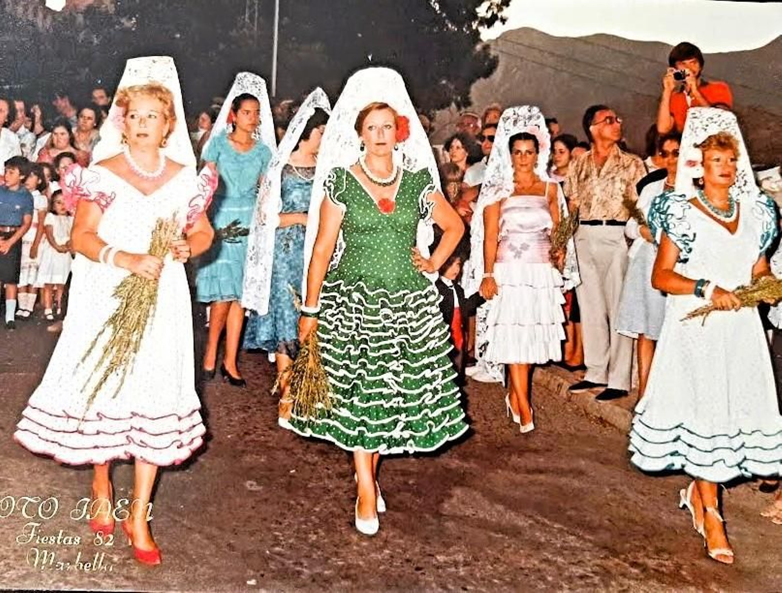 En el centro, en una procesión. En el centro, en una procesión.