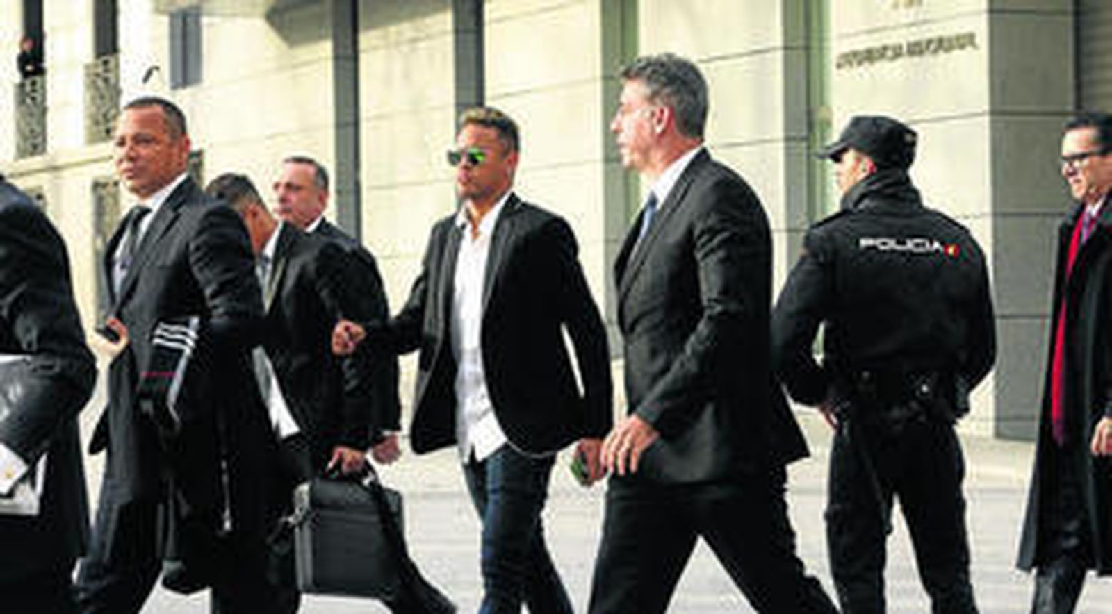 Neymar y su padre salen de prestar declaración de la Audiencia Nacional.