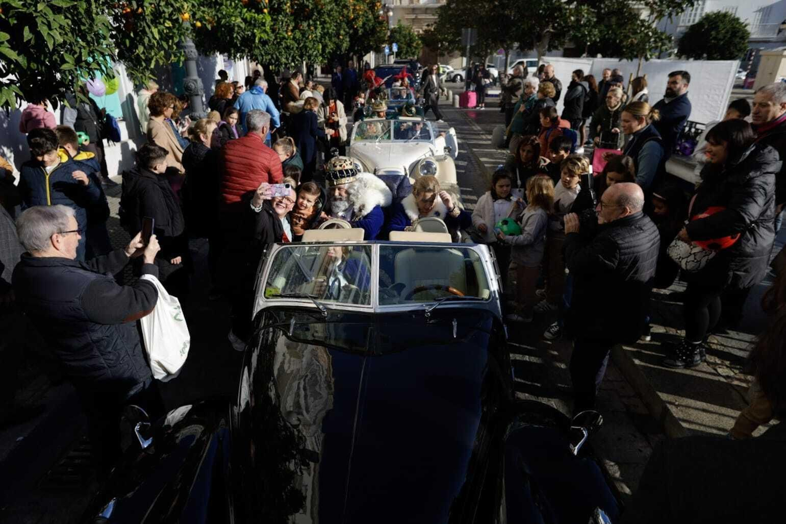 Imágenes de los Reyes Magos recorriendo Cádiz el 5 de enero