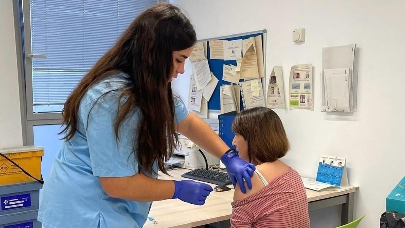 Una enfermera vacunando a una paciente, en una imagen de archivo.