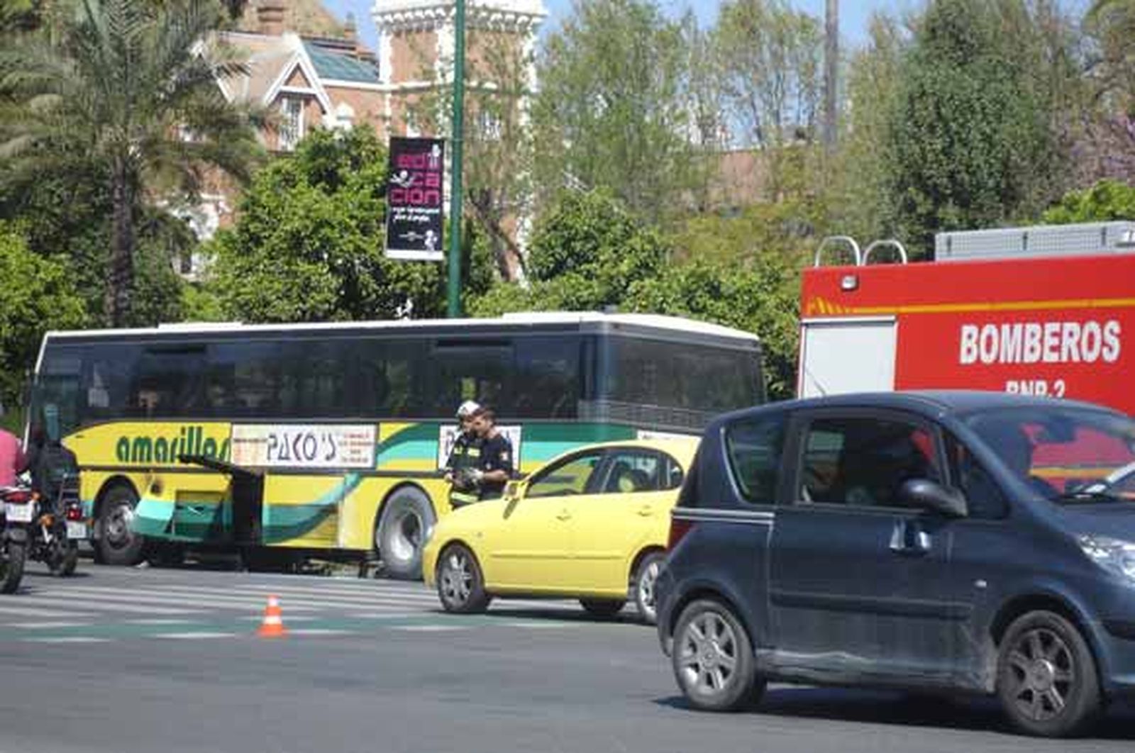 Un autobús de Los Amarillos sufre un incencio en plena Palmera