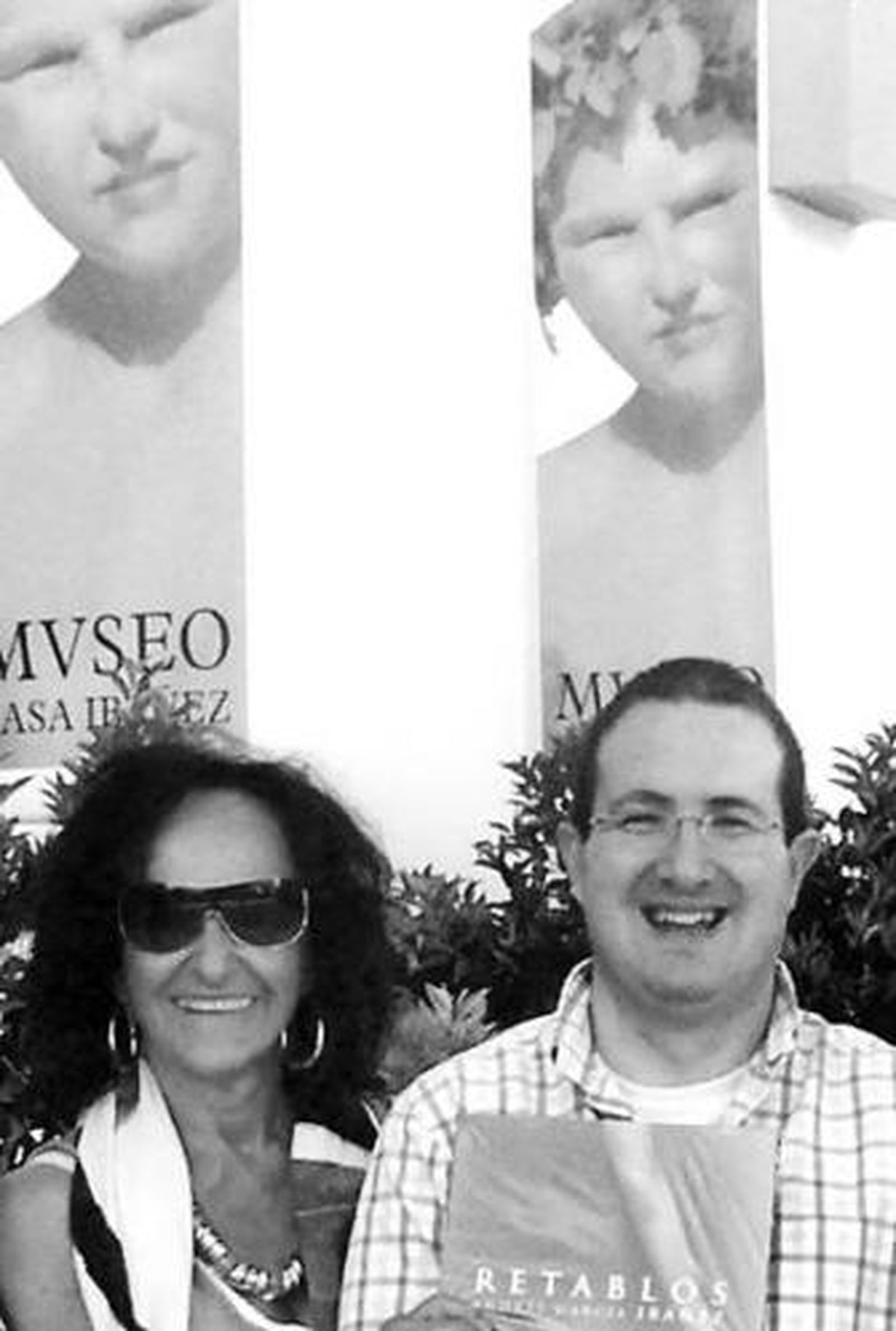 Rosa Zuloaga con Andrés García Ibáñez en el Museo de OIula.