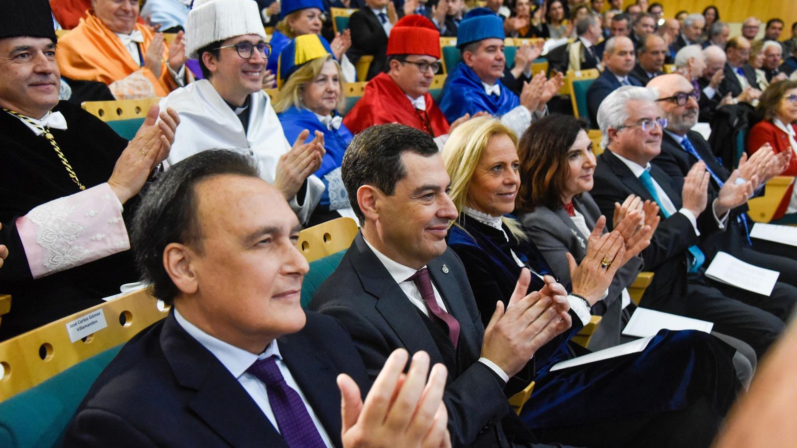 José Carlos Gómez Villamandos y Juanma Moreno, entre los asistentes a la ceremonia.